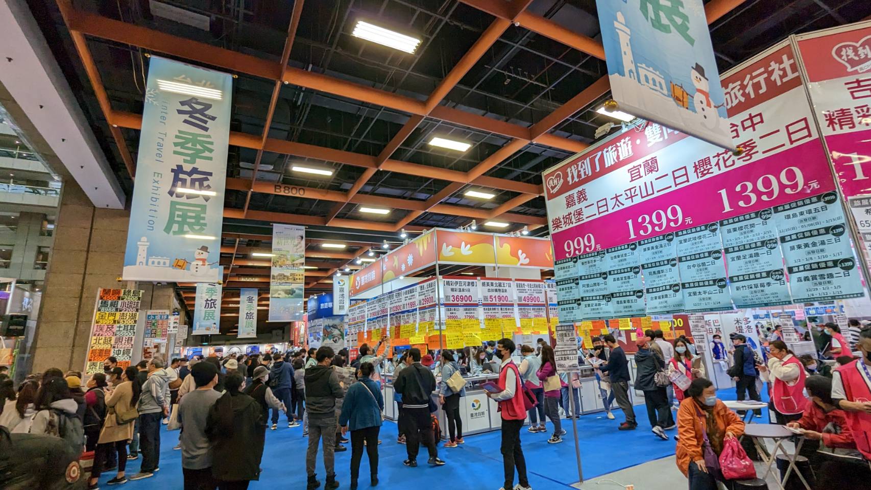 過年前最後旅展，一早已有許多民眾到現場撿便宜。