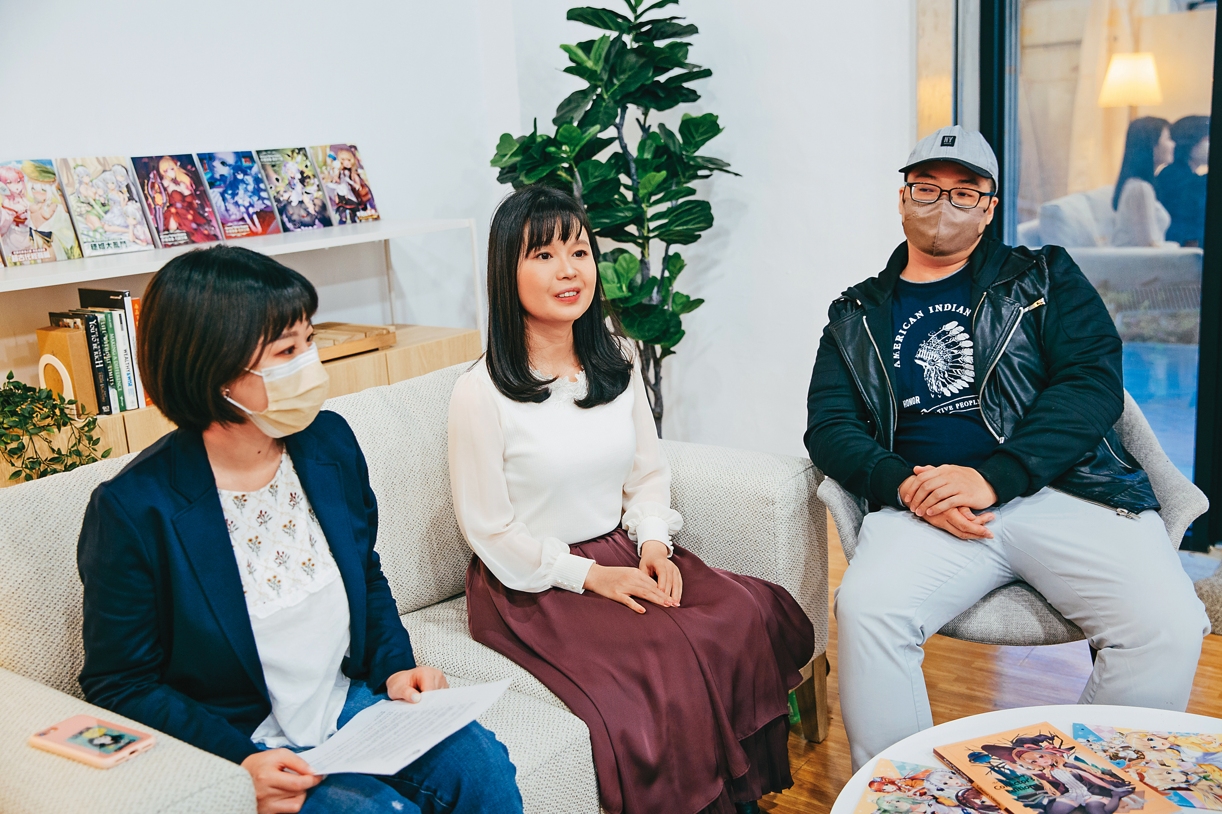 希萌創意總監楊家宇(右)邀請作家值言(左)完善《小魔女諾貝塔》故事,發展小說、漫畫等衍生內容。