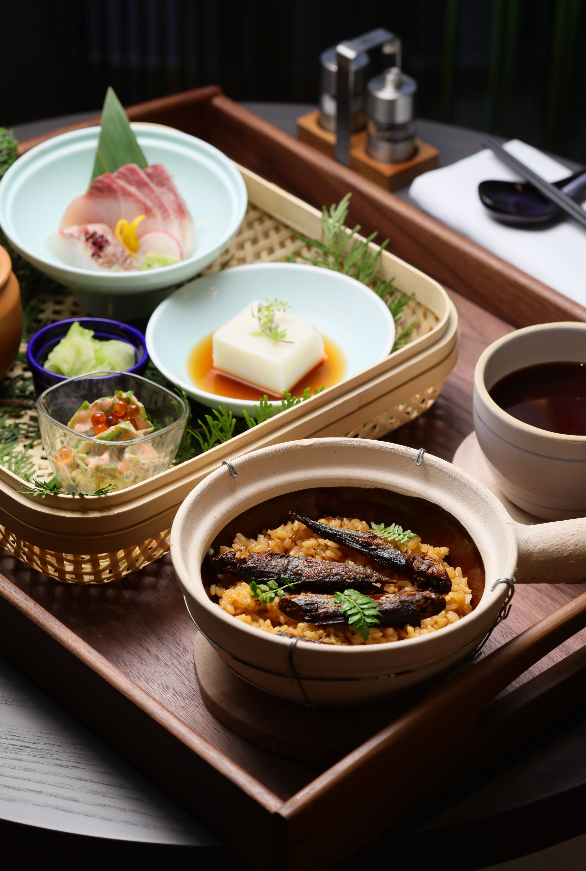 午間套餐「原鄉三味定食」，主打鯝魚炊飯，包含山筍赤味噌湯、麻竹筍豬肉角煮、 季節生魚片、白山葵手作豆腐以及明太子四角豆沙拉。（1,280+10%／人）