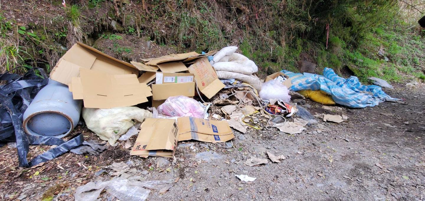 天池廚房爆米亞桑公司在山上亂丟大量垃圾、多輛搬運車翻覆成高山垃圾。（翻攝自天池廚房）