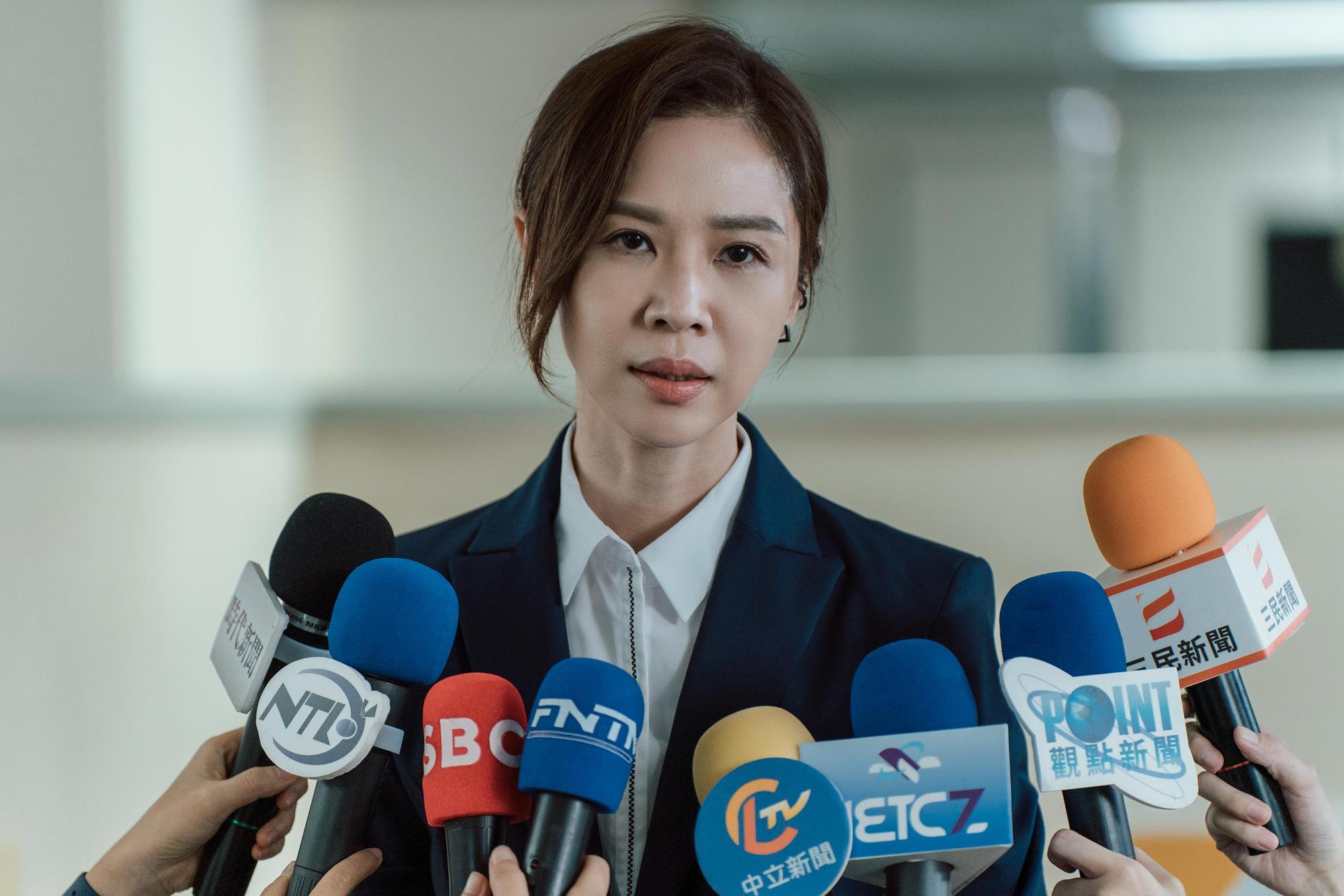 謝盈萱在《人選之人》飾演黨部發言人，在選戰期間擔任候選人幕僚。（大慕影藝、公視提供）