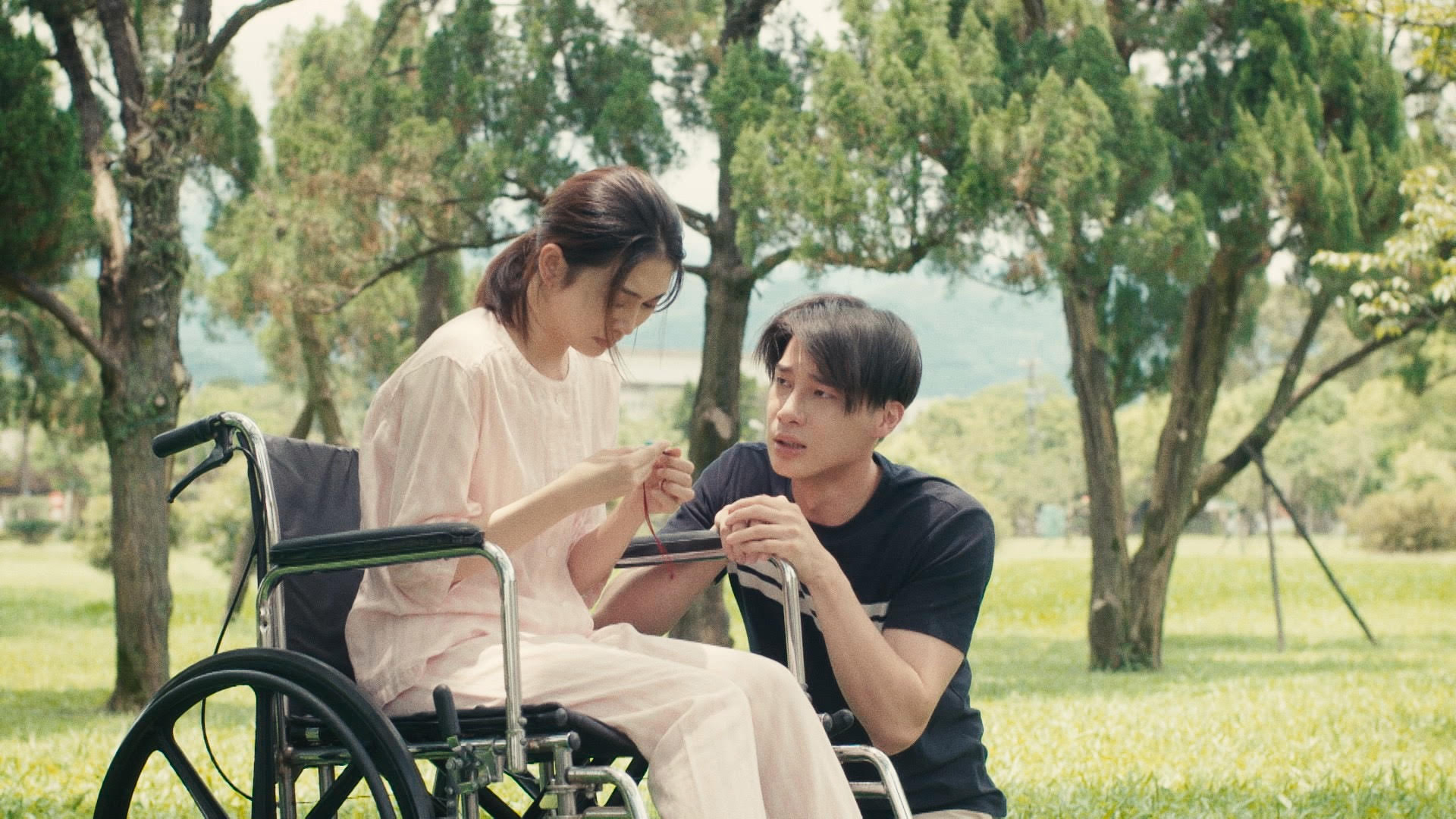 瑭霏在《決勝的揮拍》和宋偉恩飾演相戀的羽毛球球員。（民視提供）