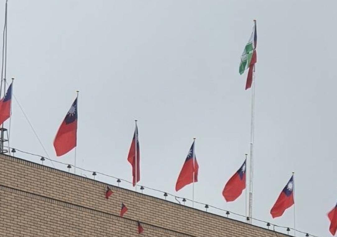 北檢頂樓被偷插民進黨黨旗,檢方掌握1嫌調查中。(讀者提供)