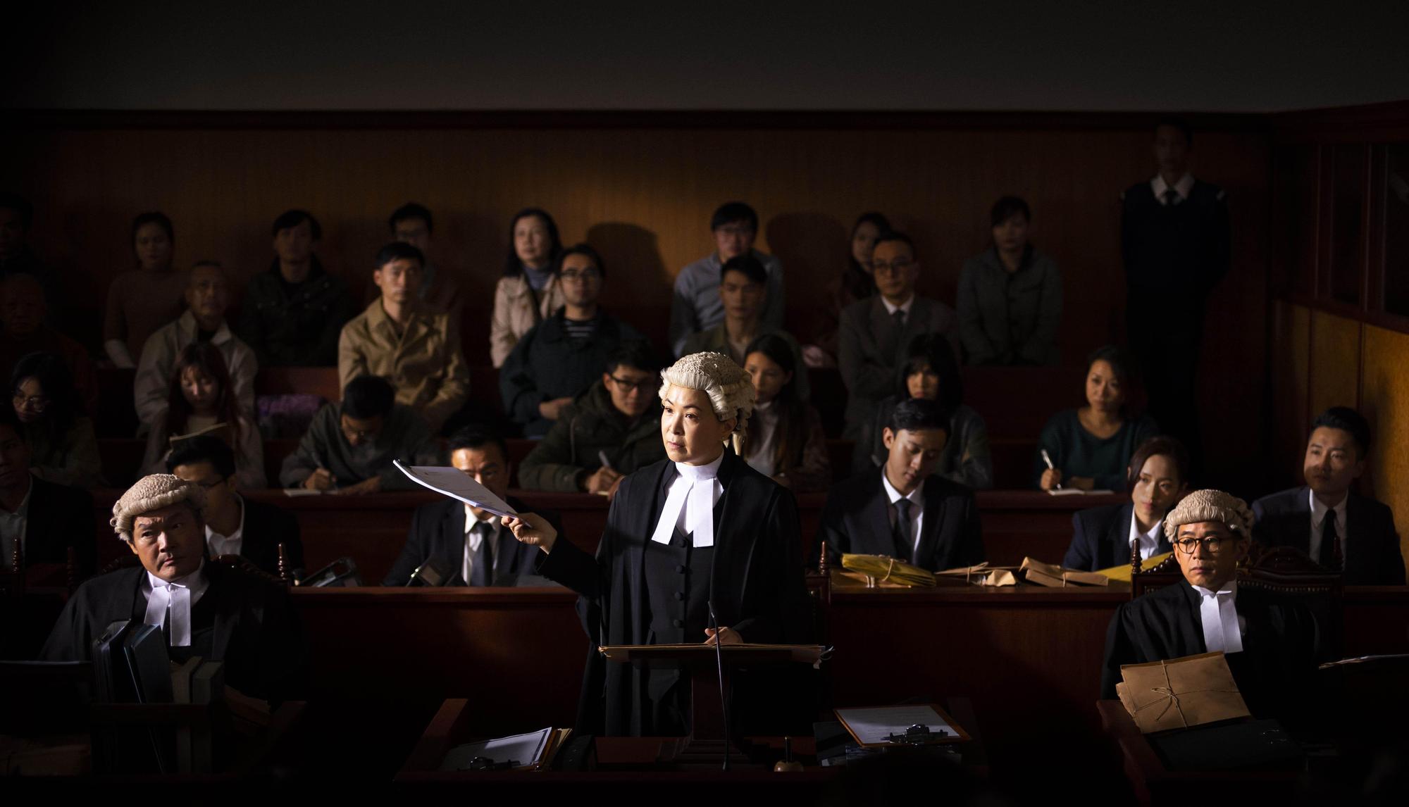 《正義迴廊》控辯雙方在法庭內精彩過招,但真相卻在審判過程中愈見撲朔迷離。(甲上)