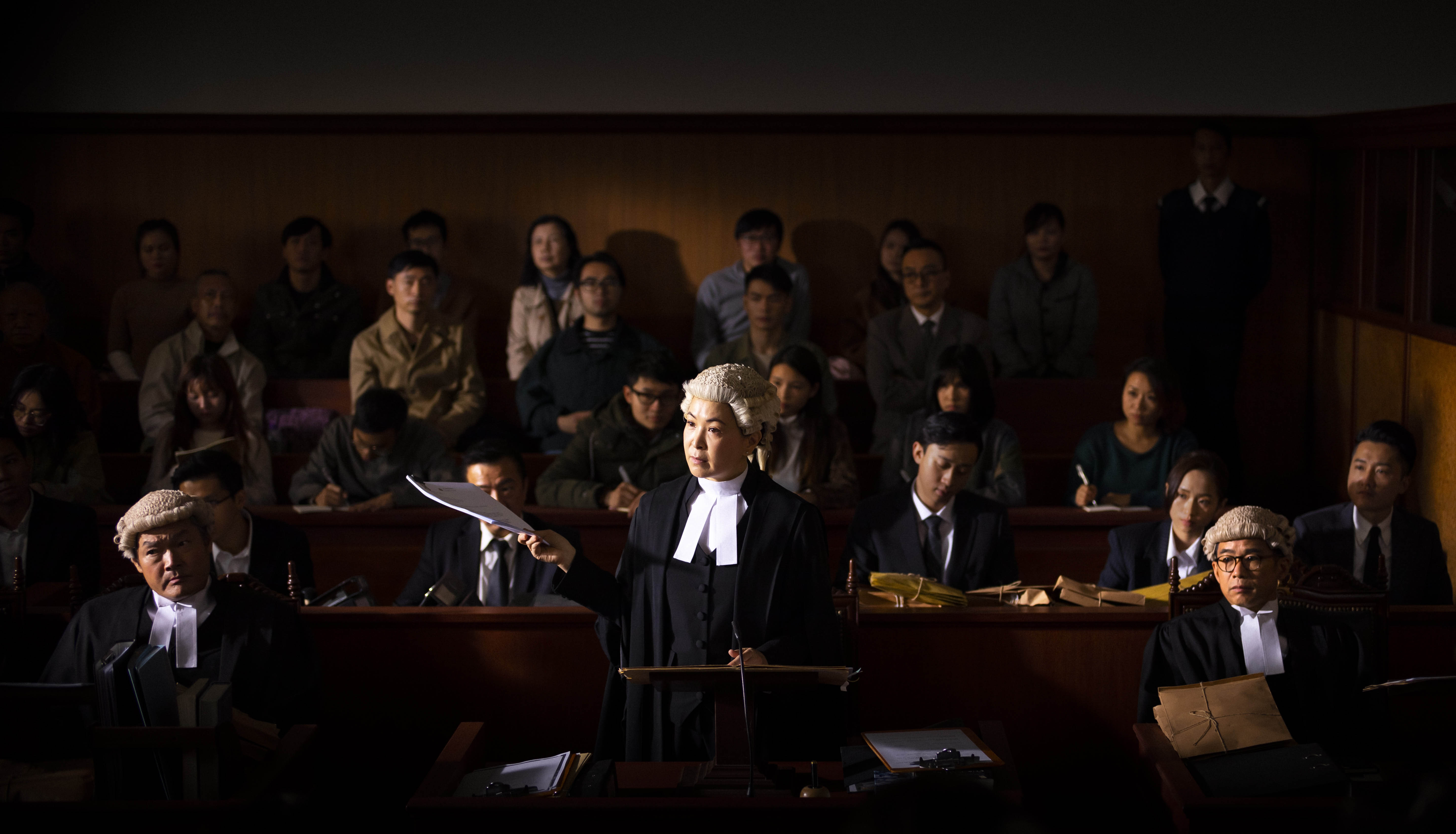 《正義迴廊》控辯雙方在法庭內精彩過招,但真相卻在審判過程中愈見撲朔迷離。(甲上)