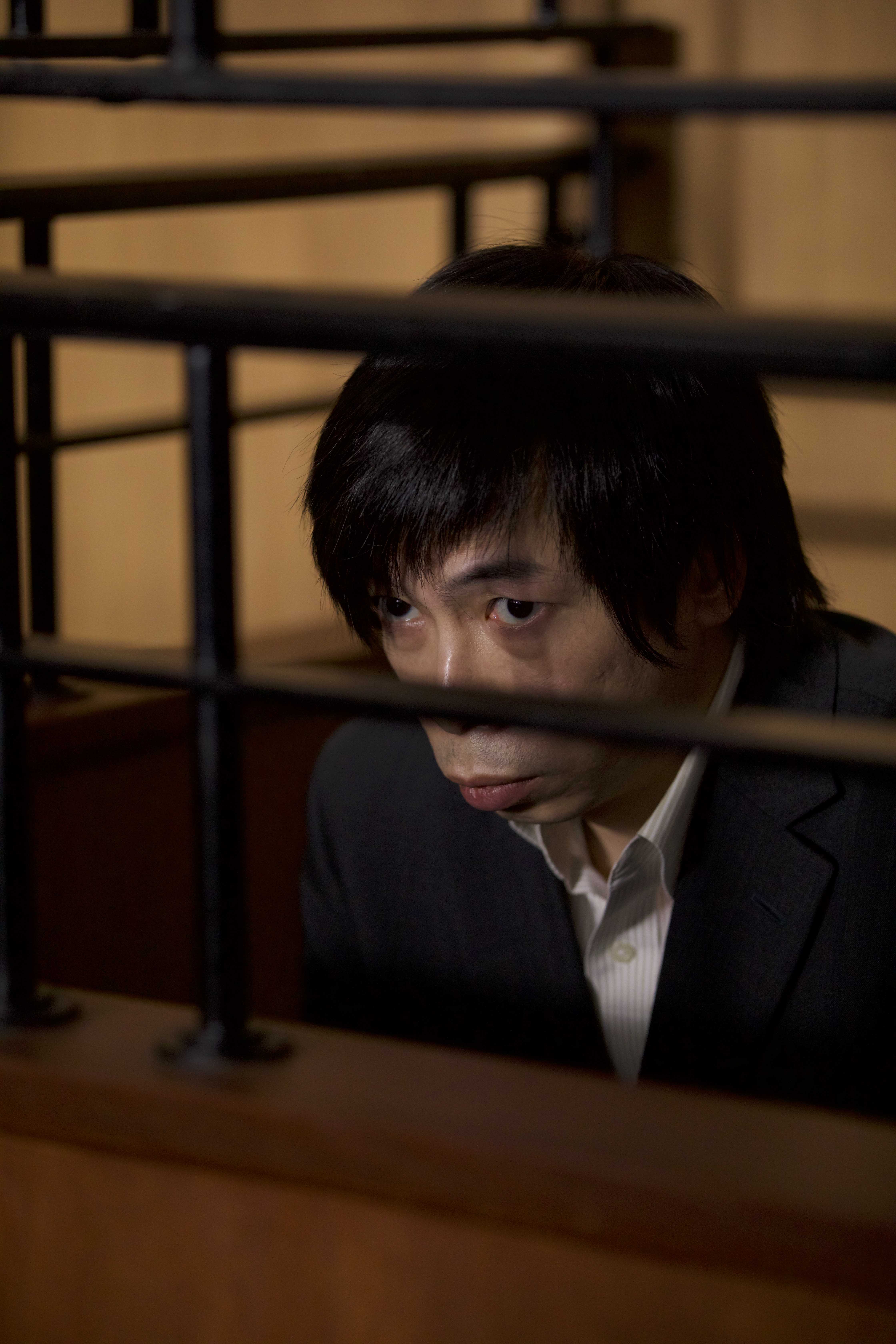 飾演弒親主嫌的楊偉倫痛下殺手，將父母殺害並肢解，手段兇殘。（甲上）