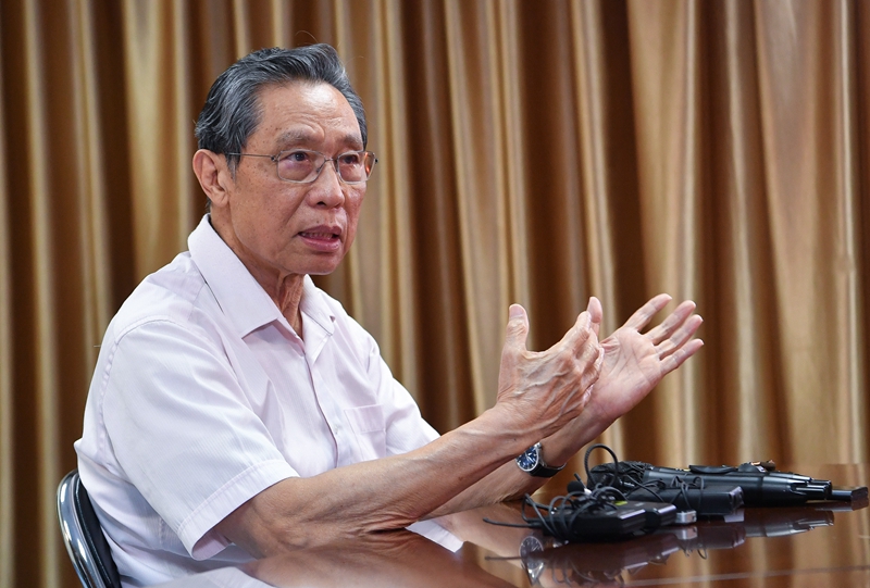 中國首席防疫專家鍾南山近日演講時提到，現在新冠肺炎已經發展到沒有肺炎症狀了，簡單說就是新冠感冒。（翻攝自中國國務院網站）