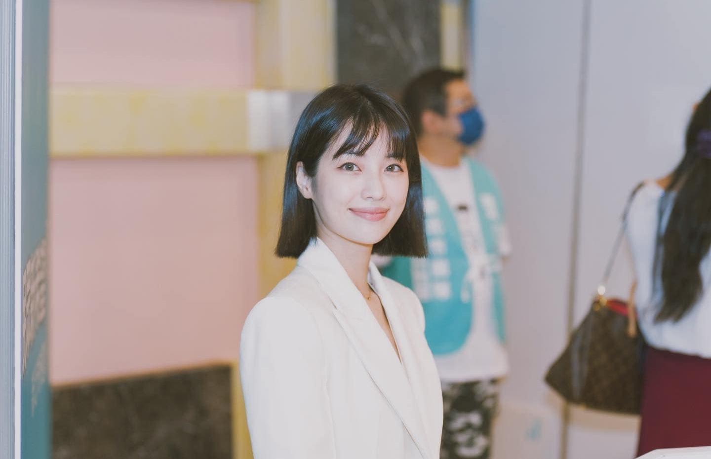  民眾黨美女發言人徐千晴在臉書指出《選罷法》排黑條款悄悄偷渡《中介法》，消息引發網友討論。（翻攝自徐千晴臉書）