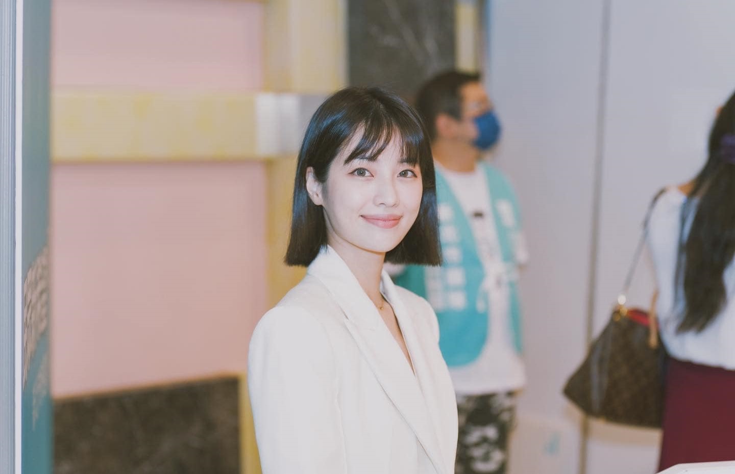 民眾黨美女發言人徐千晴在臉書指出《選罷法》排黑條款悄悄偷渡《中介法》,消息引發網友討論。(翻攝自徐千晴臉書)