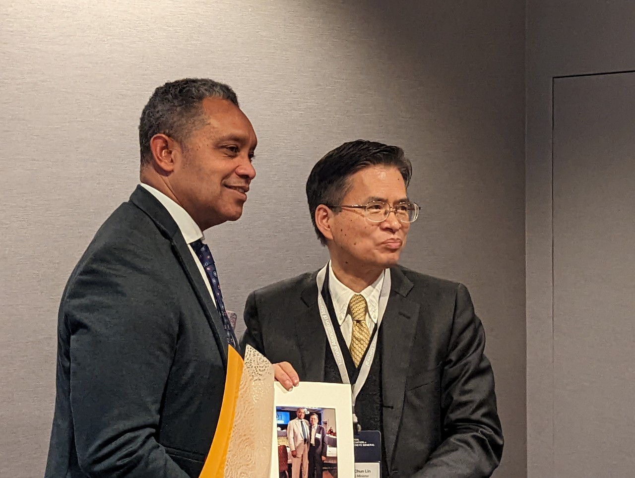 法務部次長林錦村（右）把6年前2人合影照片帶至美國，讓Karl Racine備感溫馨。