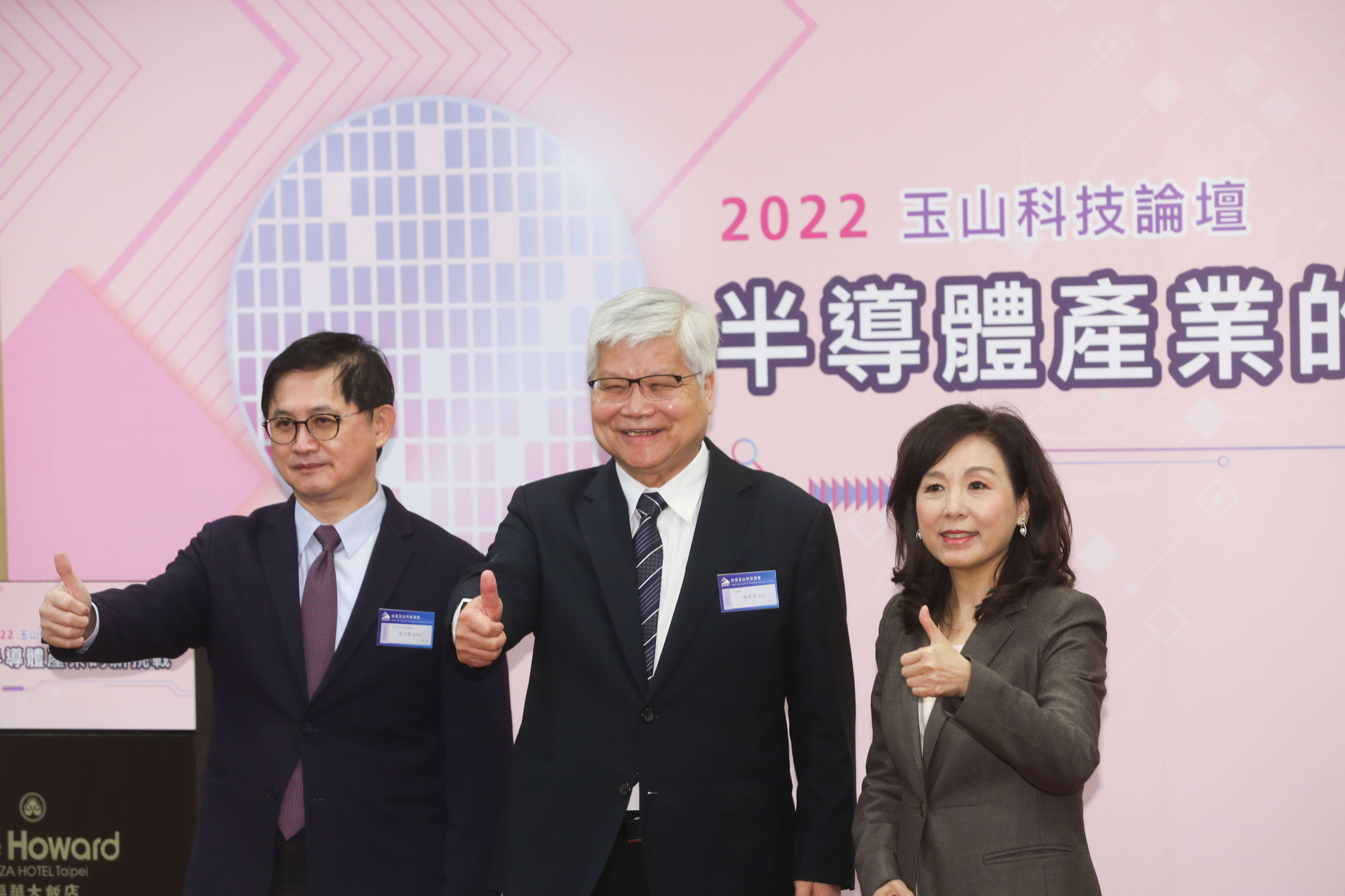 魏哲家（中）表示，日本發展二奈米想彎道超車，非常困難。