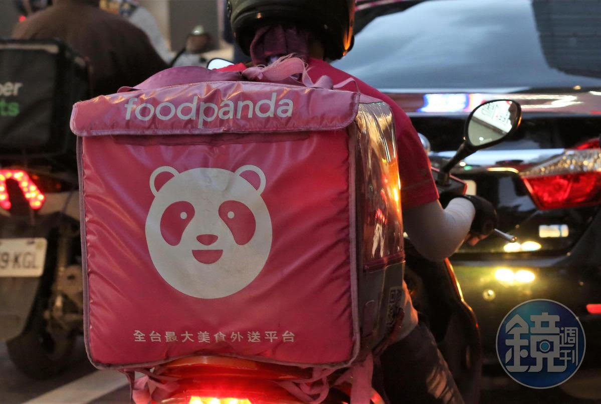 一名外送員在網路分享接單送餐給國中生經驗，跟警衛聊天才知該生點外送背後原因是為了「炫富」。（本刊資料照）
