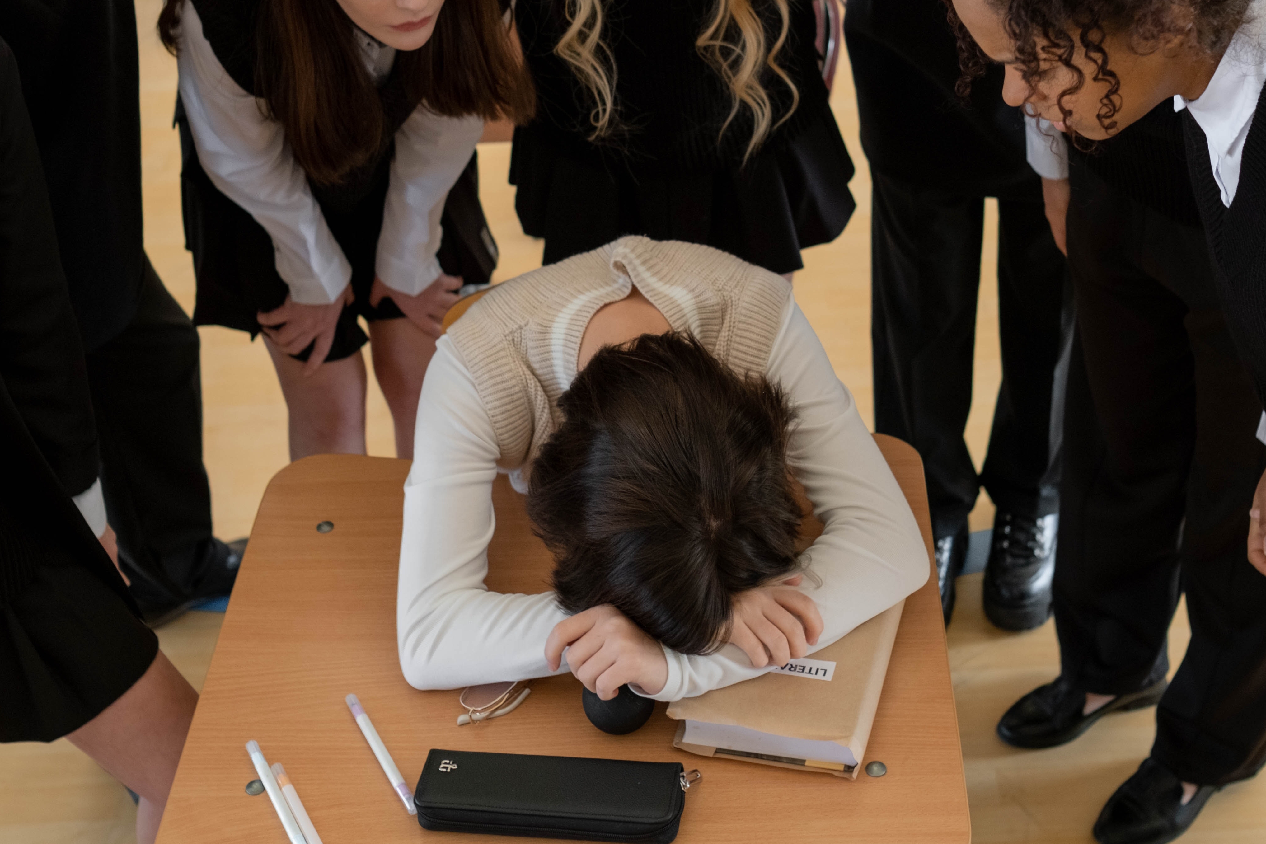一名男同學對女同學做出「空幹」動作，女同學感到不舒服而哭了。示意圖，非當事人。（翻攝自pexels）
