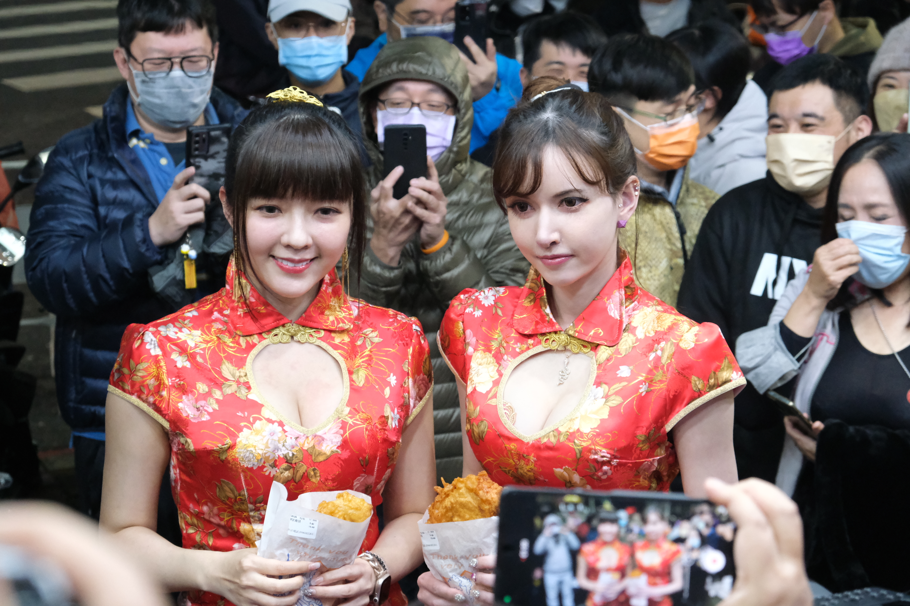 田慎節（左）在嘉義市一間雞排店前發放謝票雞排，吸引大量民眾前往。（黃敏惠提供）