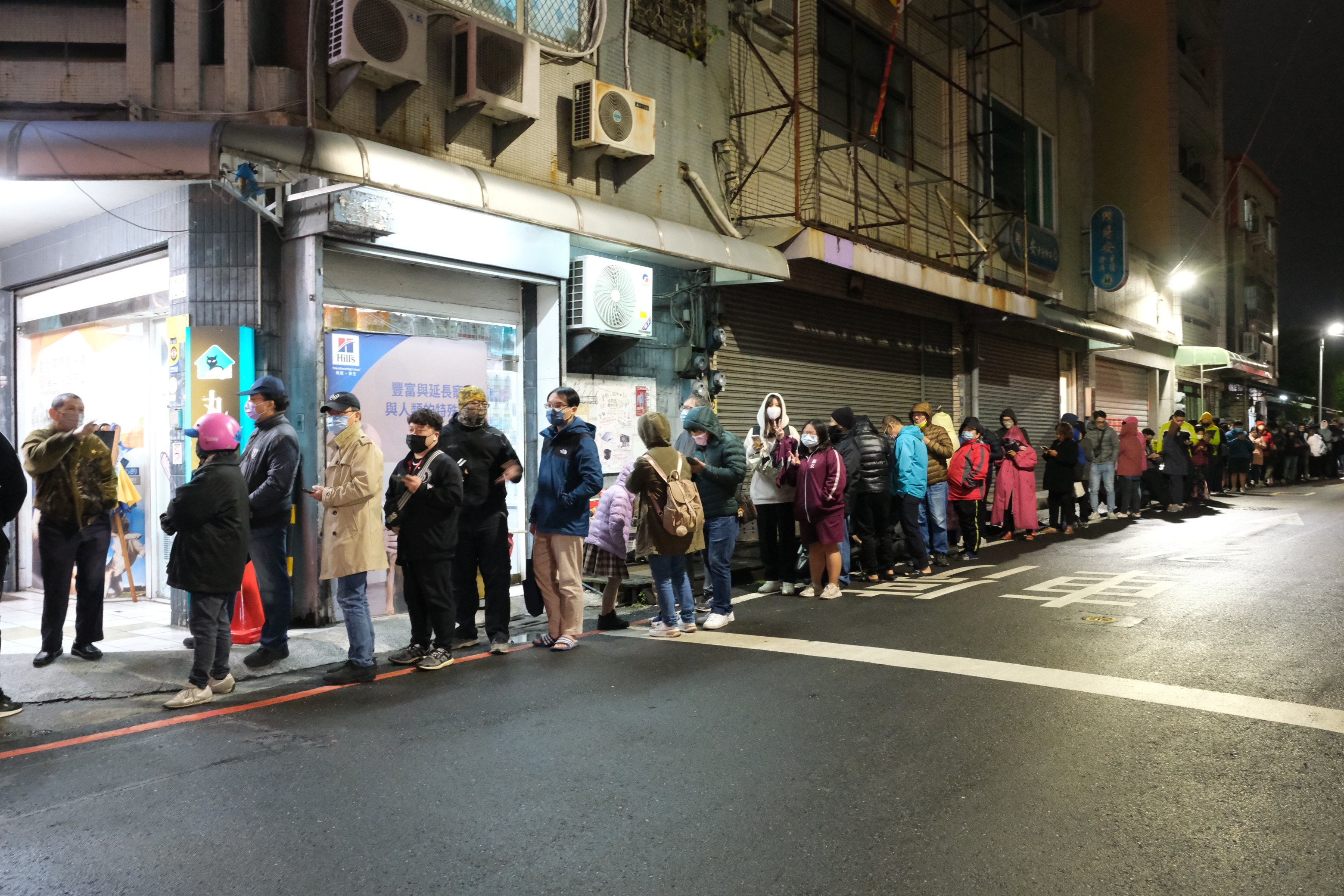 民眾排隊領田慎節發放的謝票雞排。（黃敏惠提供）