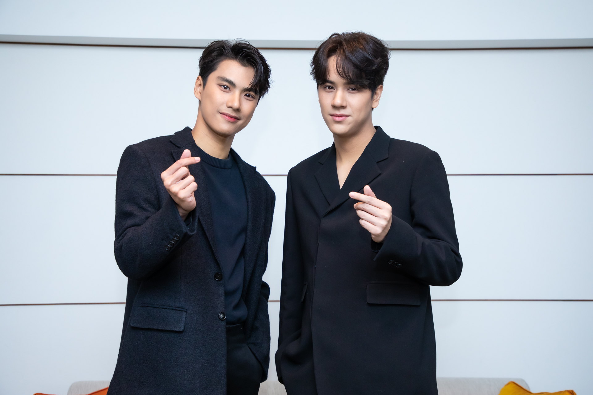 泰國雙帥Ohm（左）、Nanon抵台為見面會提前接受媒體訪問。