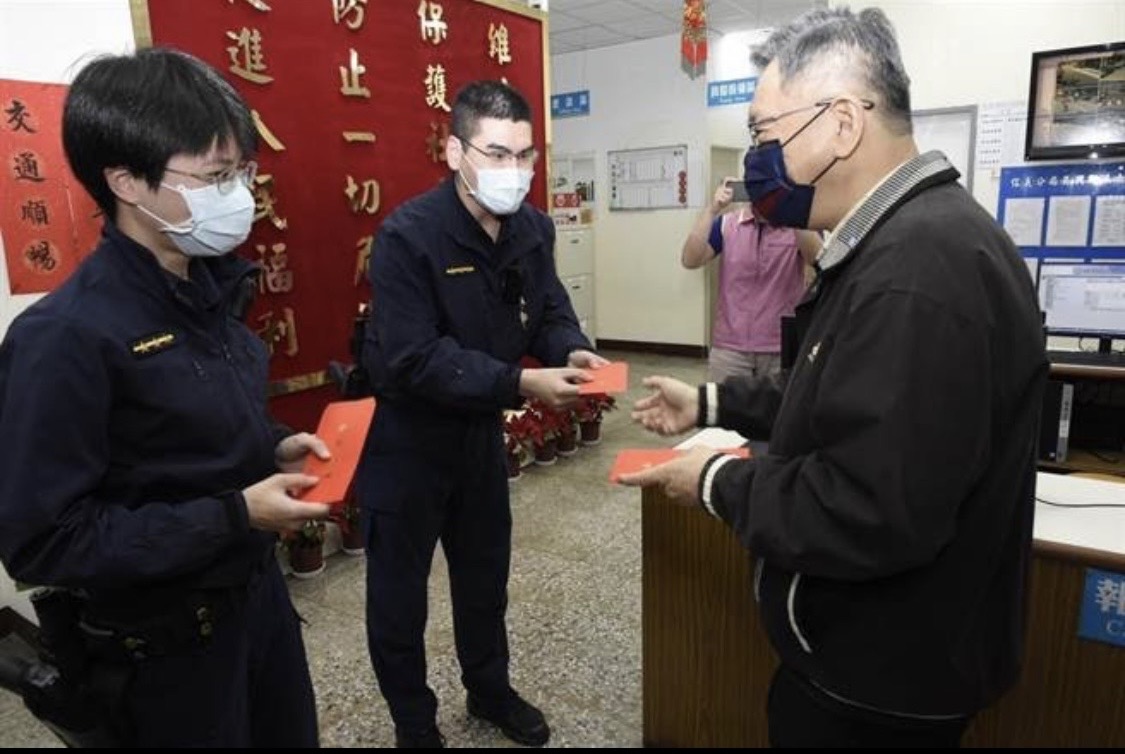 官員慰問執勤人員,包個春節紅包。(翻攝北市警局畫面)