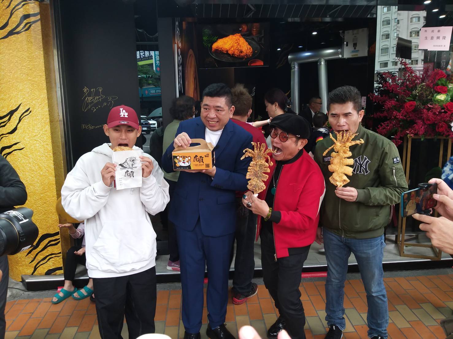 NONO開店展現好人緣，演藝圈好友齊來慶賀。（虎霸雞排提供）