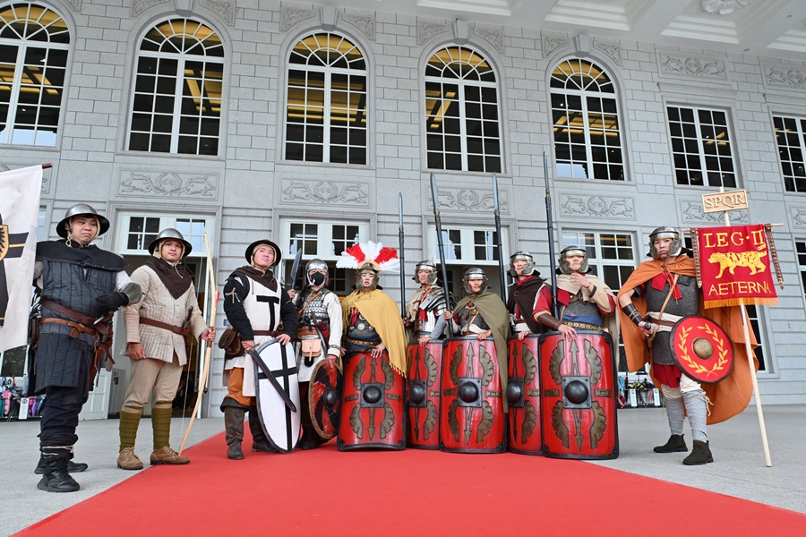 遊行現場居然有民眾扮成羅馬士兵參加活動。