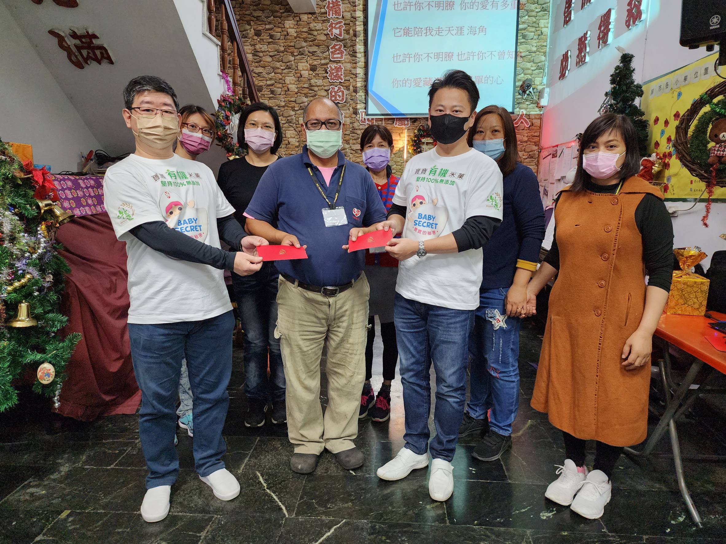 牧菓國際創辦人黃士旗（前排右二）率團隊捐助獎學金給「屏東生命豐盛關懷協會」的30名弱勢兒童。（牧菓國際提供）