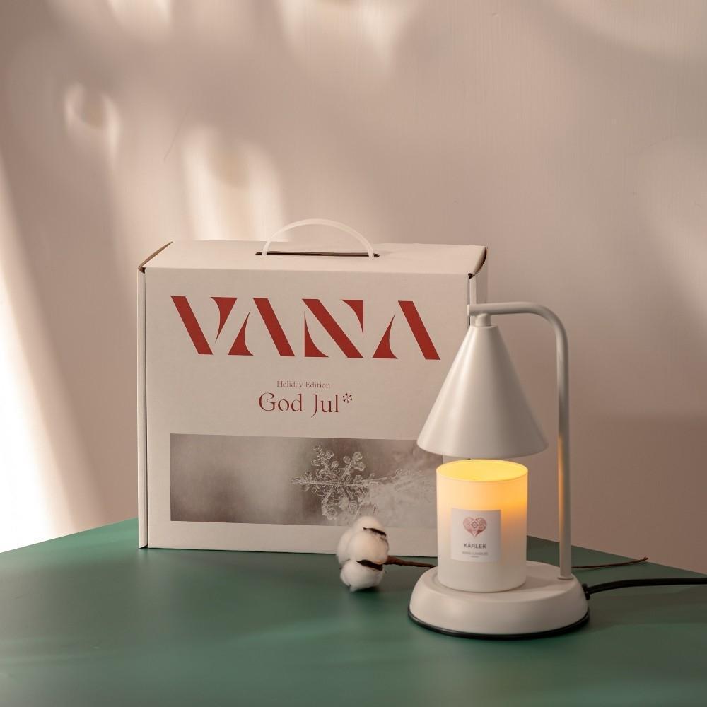 聖誕限定包裝-幾何款霧灰白聖誕暖燈禮盒 NT$1,990 VANA。(VANA提供)