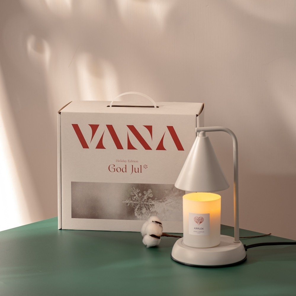 聖誕限定包裝-幾何款霧灰白聖誕暖燈禮盒 NT$1,990 VANA。（VANA提供）