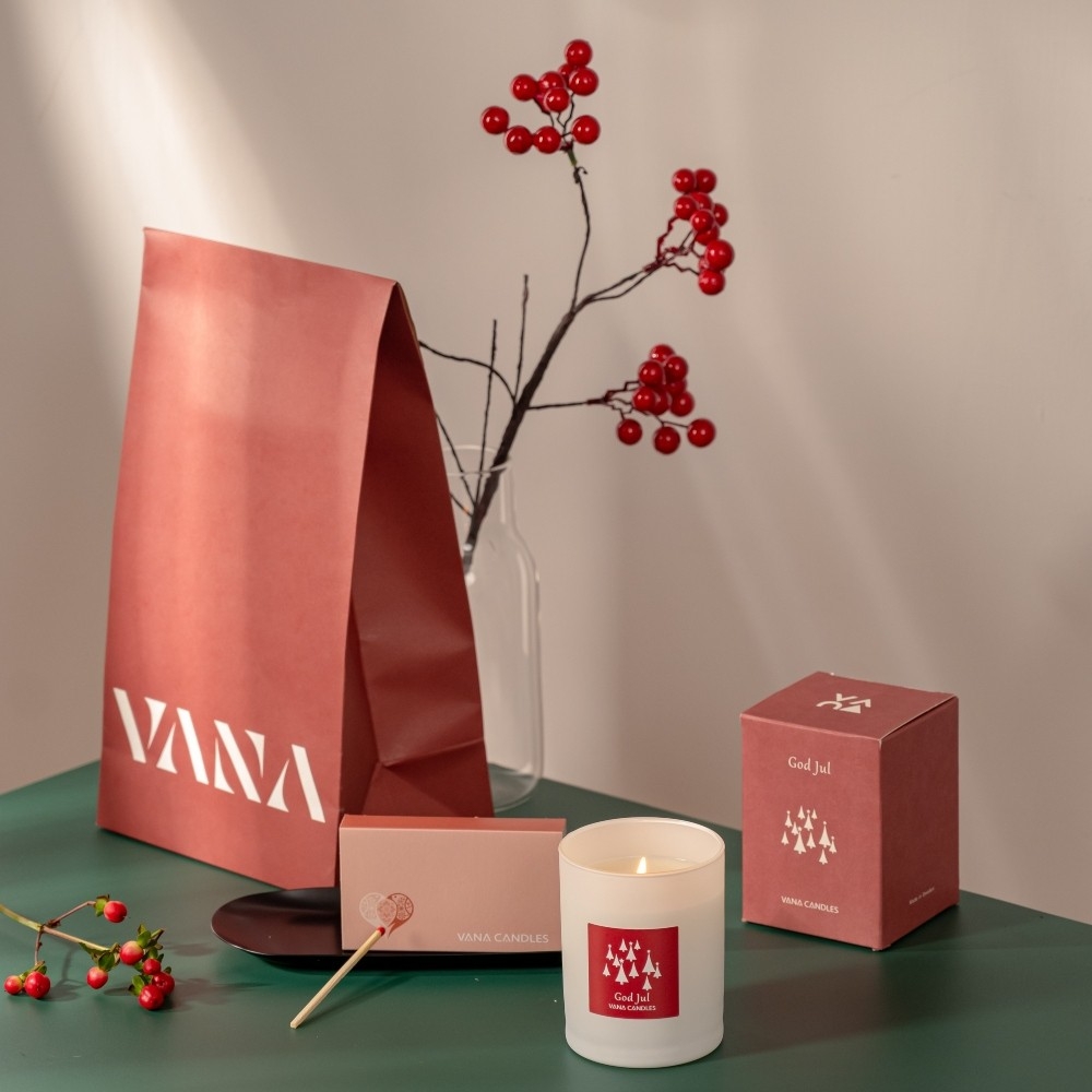 聖誕限定包裝-嚴選限量聖誕蠟燭禮包A NT$990 VANA。（VANA提供）