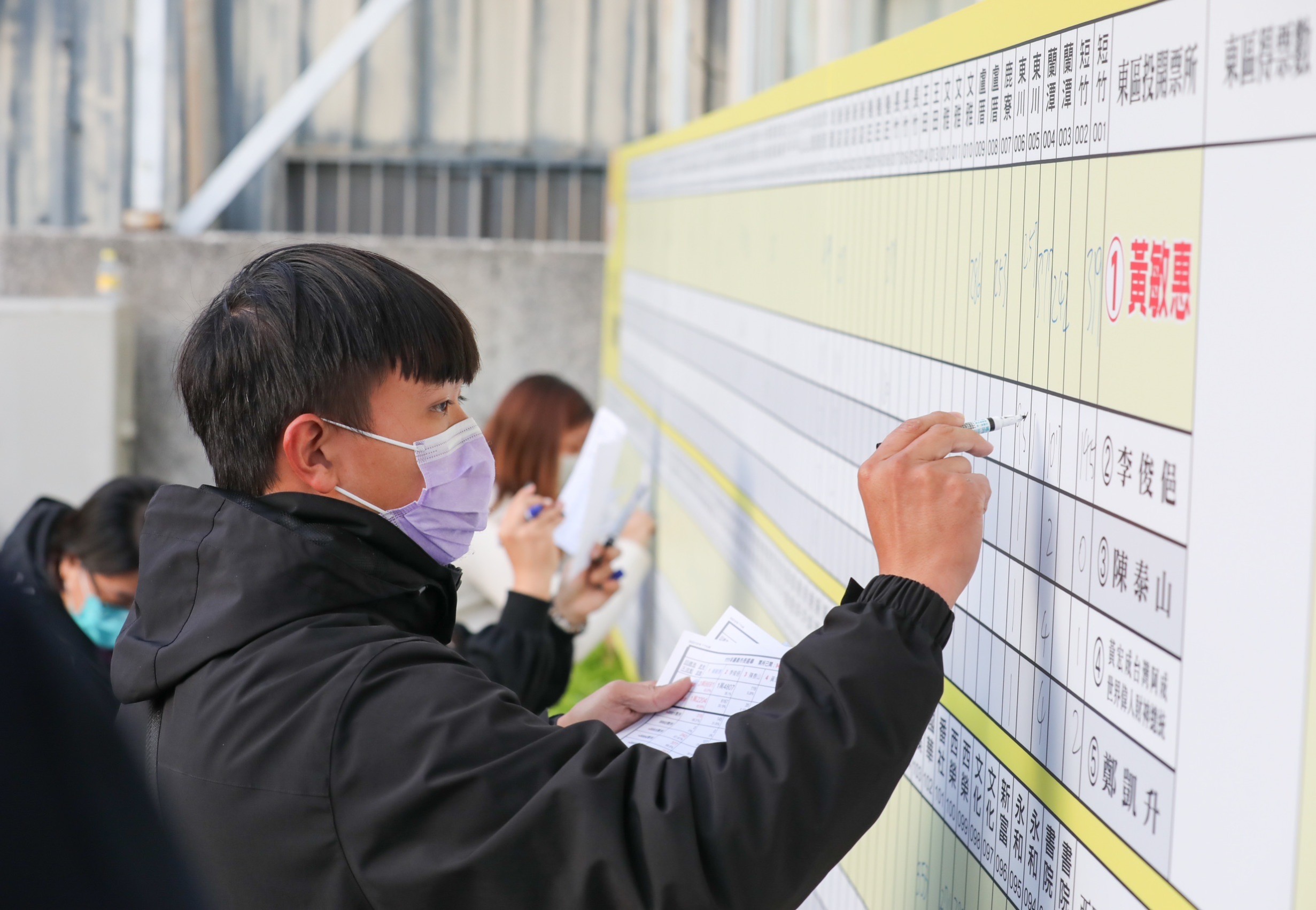 嘉義市第11屆市長重行選舉今（18）日登場，下午4時投票正式結束並進行開票。