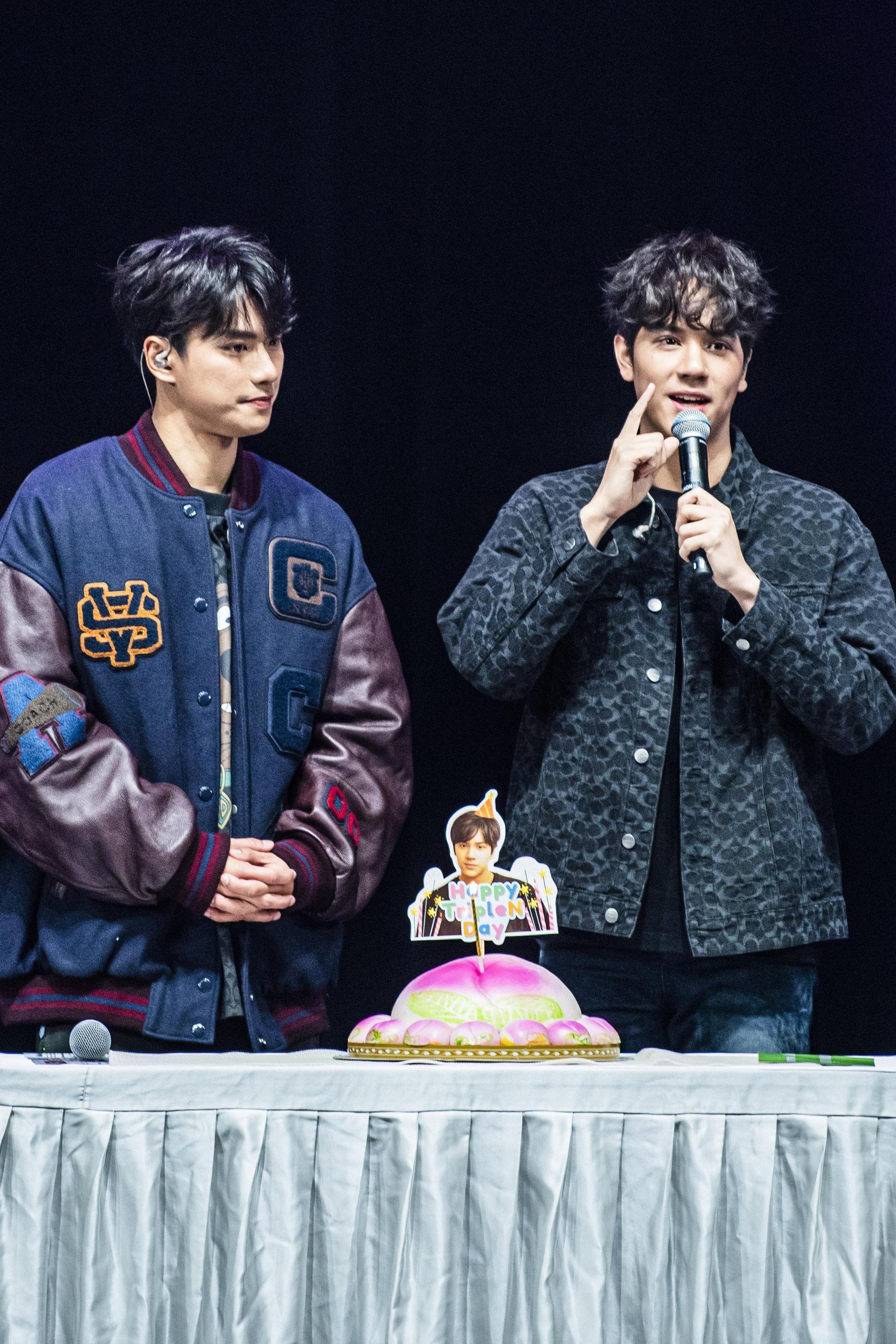 Nanon（右）今正好是22歲生日，在見面會與大家一起慶生。（KKLIVE提供）