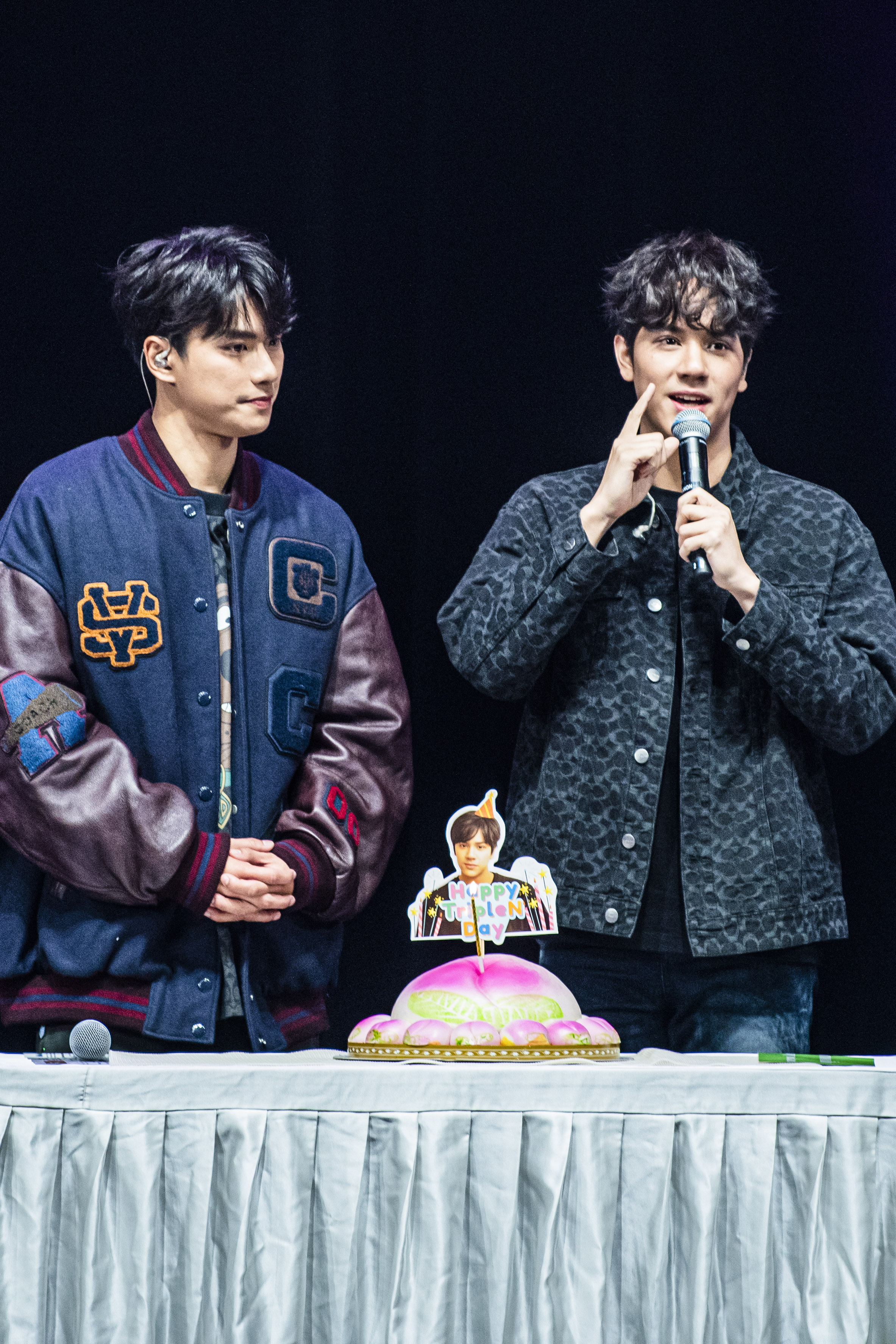 Nanon（右）今正好是22歲生日，在見面會與大家一起慶生。（KKLIVE提供）