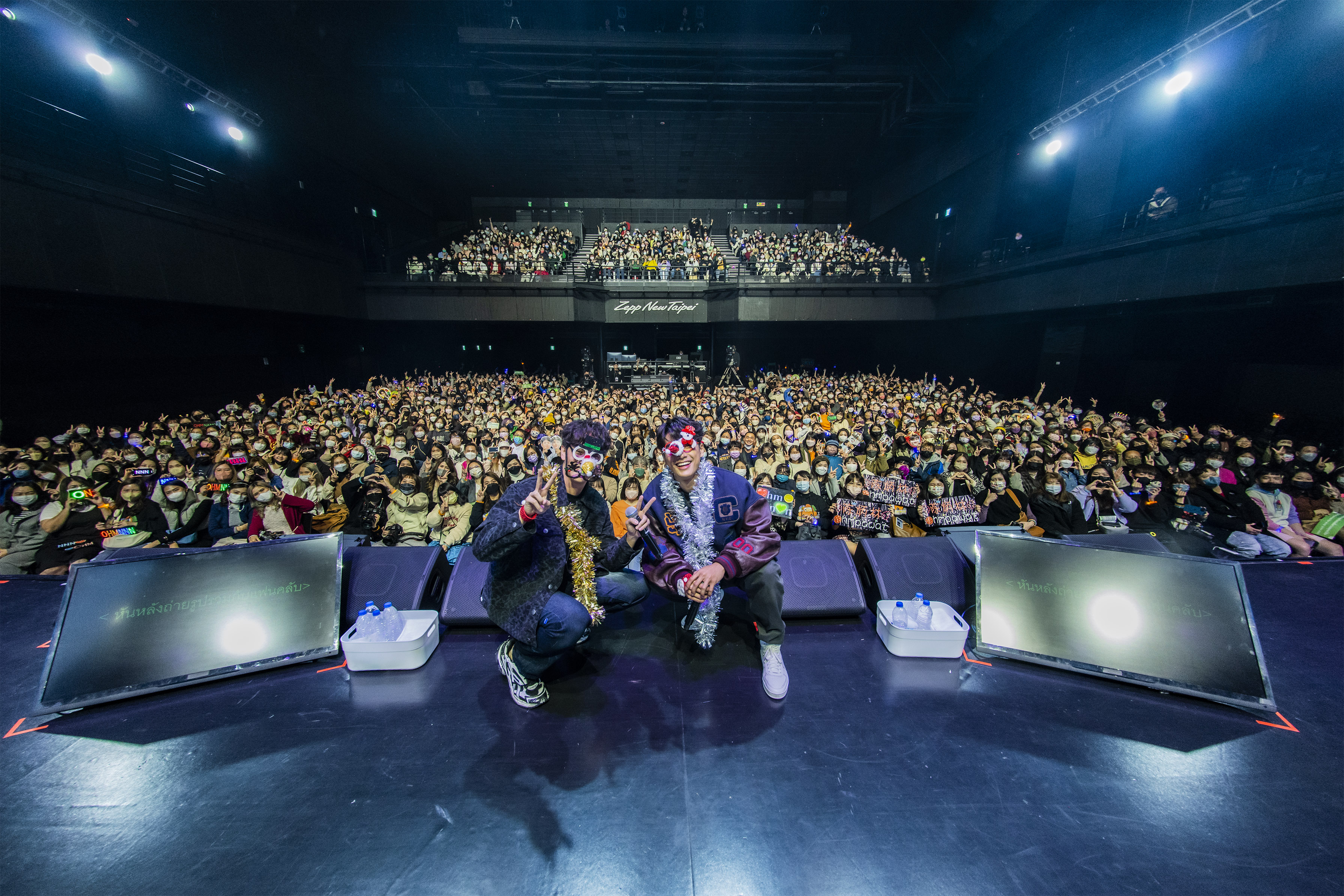 Nanon（左）和Ohm玩輸遊戲，懲罰將自己當成聖誕樹裝飾。（KKLIVE提供）