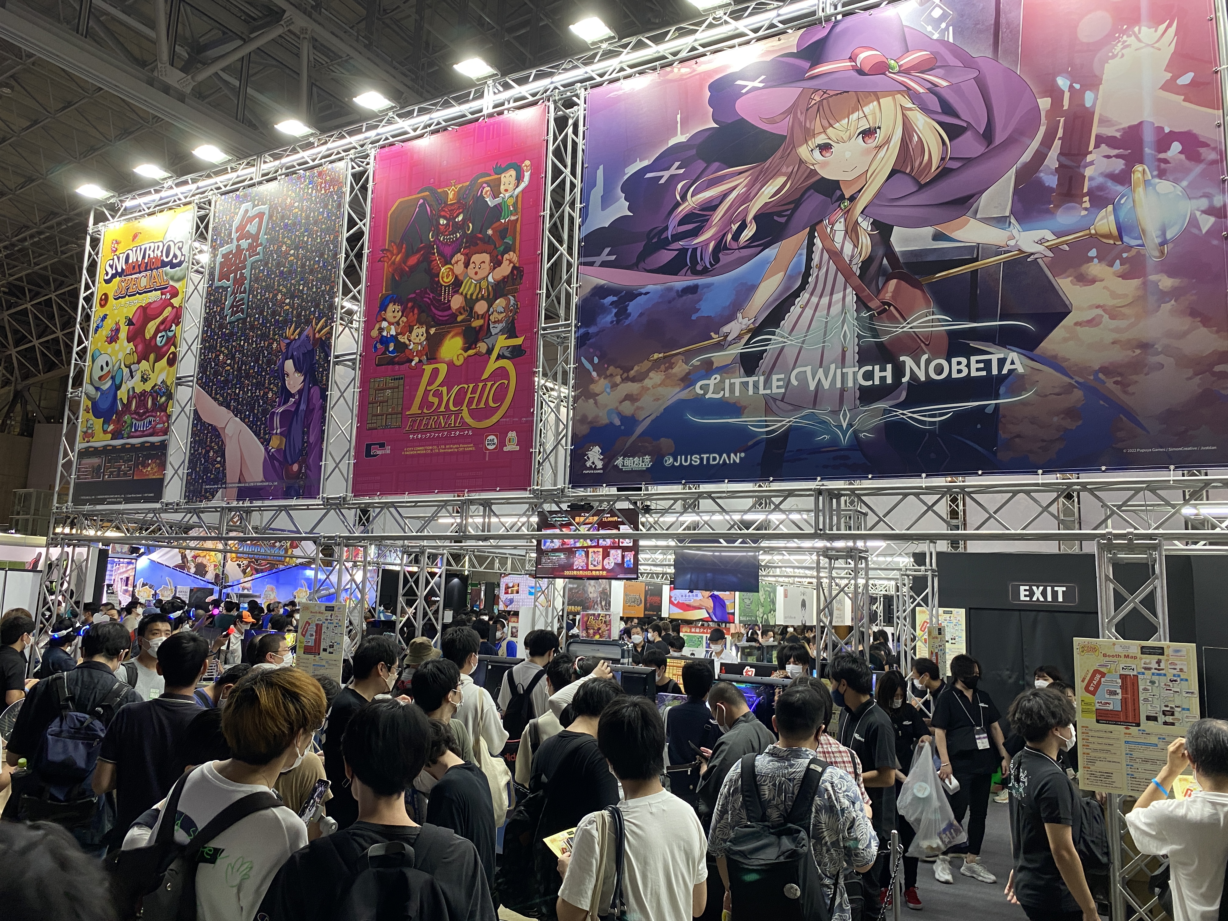 《小魔女諾貝塔》遊戲在今年恢復線下舉辦的東京電玩展中，吸引來自各國的玩家排隊體驗。（傑仕登提供）