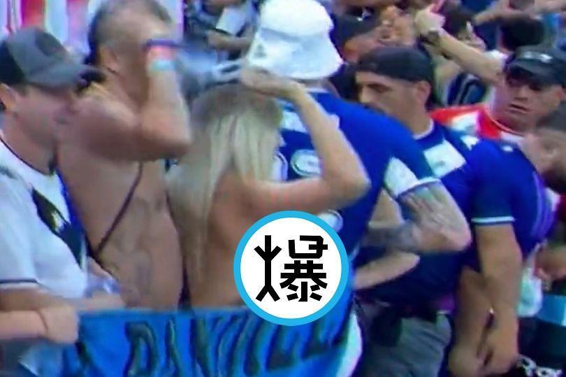 阿根廷奪冠女球迷太嗨,「足球奶」全力彈出來!攝影師是老司機。(翻自推特)