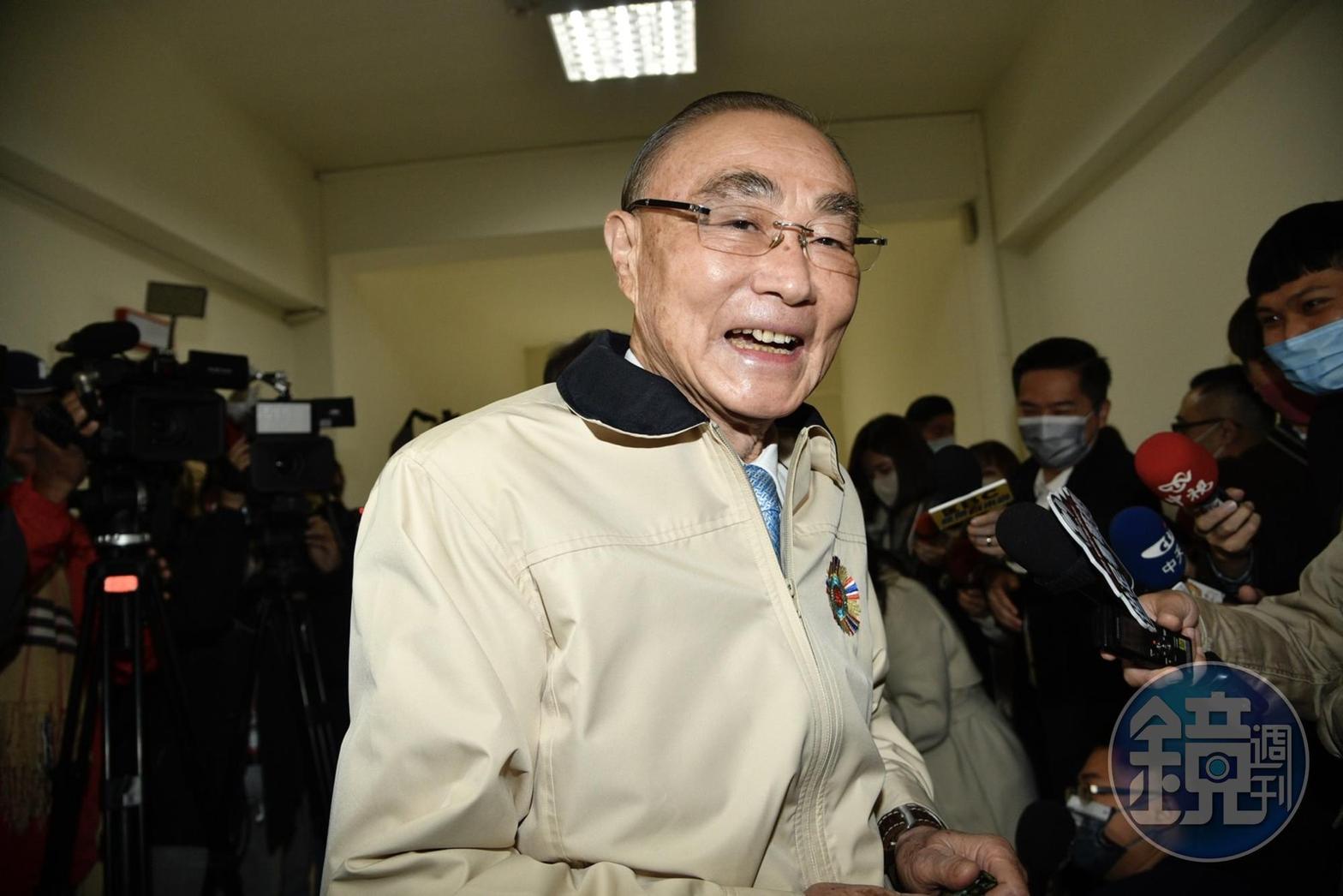 對於義務役兵役是否延長，馮世寬回應表示，「憑良心說，4個月的軍事訓練役實在是太短了」。