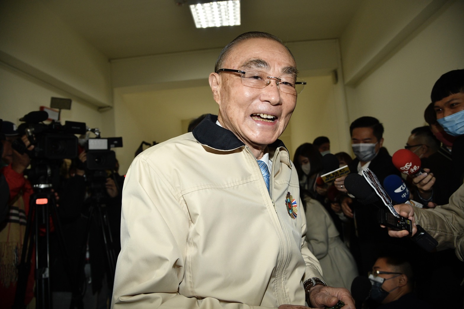 對於義務役兵役是否延長，馮世寬回應表示，「憑良心說，4個月的軍事訓練役實在是太短了」。