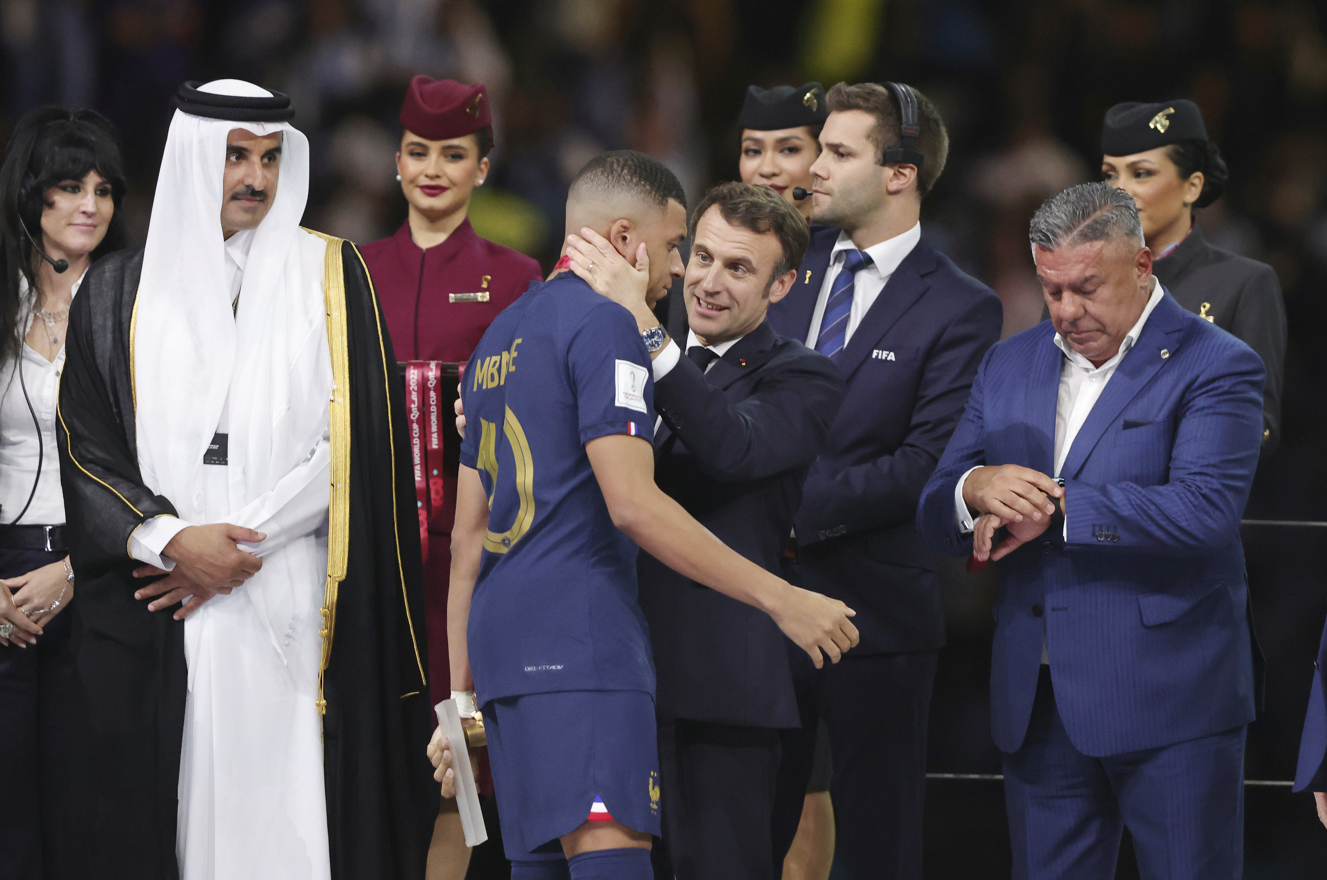 姆巴佩獲得金靴獎卻和冠軍獎盃擦身而過，法國總統馬克宏兩度上前安慰。（東方IC）