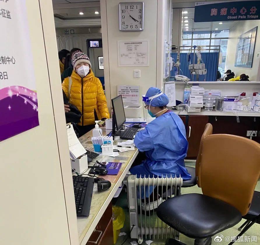 由於疫情嚴峻,不少確診的醫護人員只要退燒就被召回崗位。(翻攝自微博@狐搜新聞)