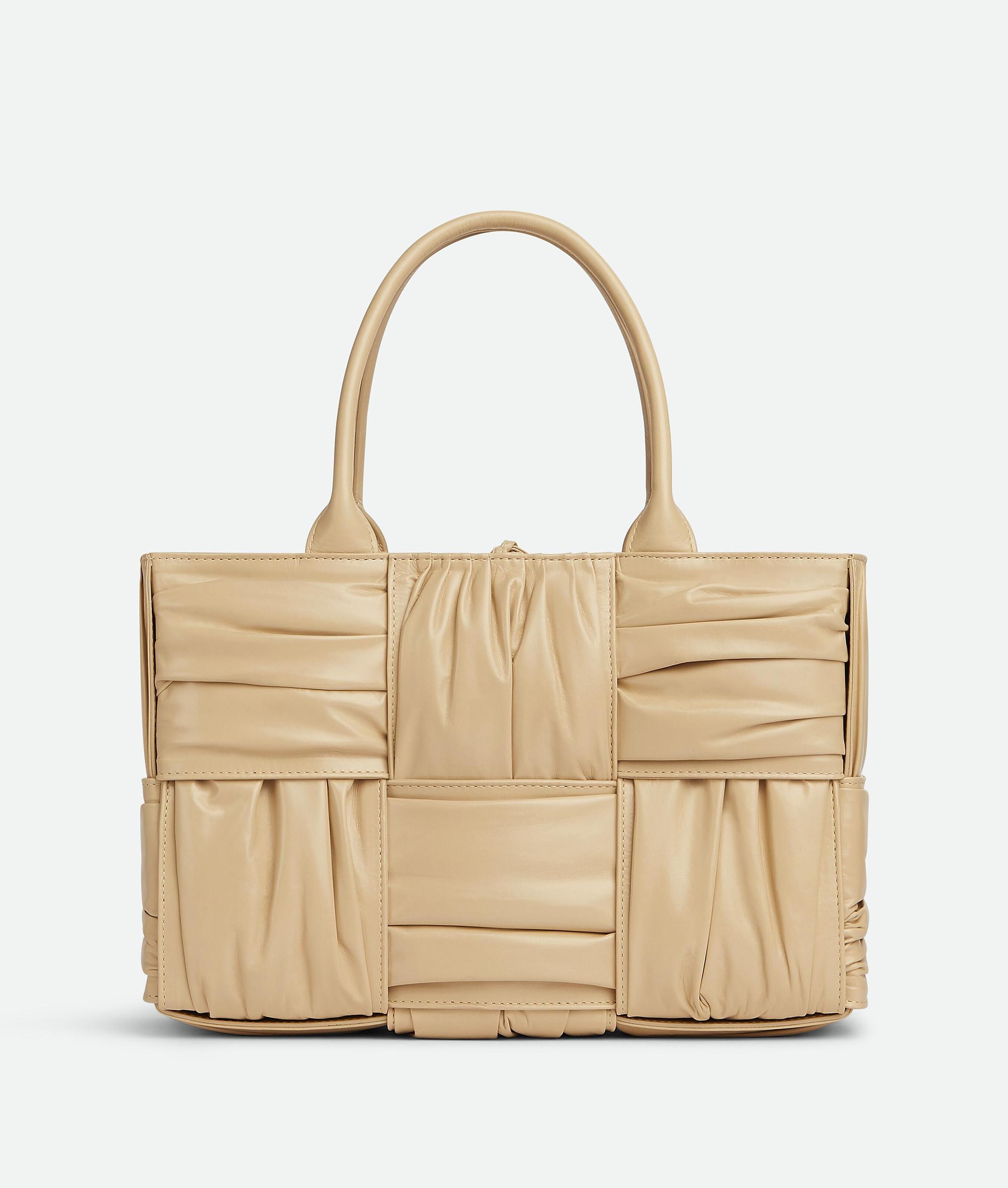 燕麥米色Arco皮革抓皺托特包。NT$ 138,000(BOTTEGA VENETA提供)