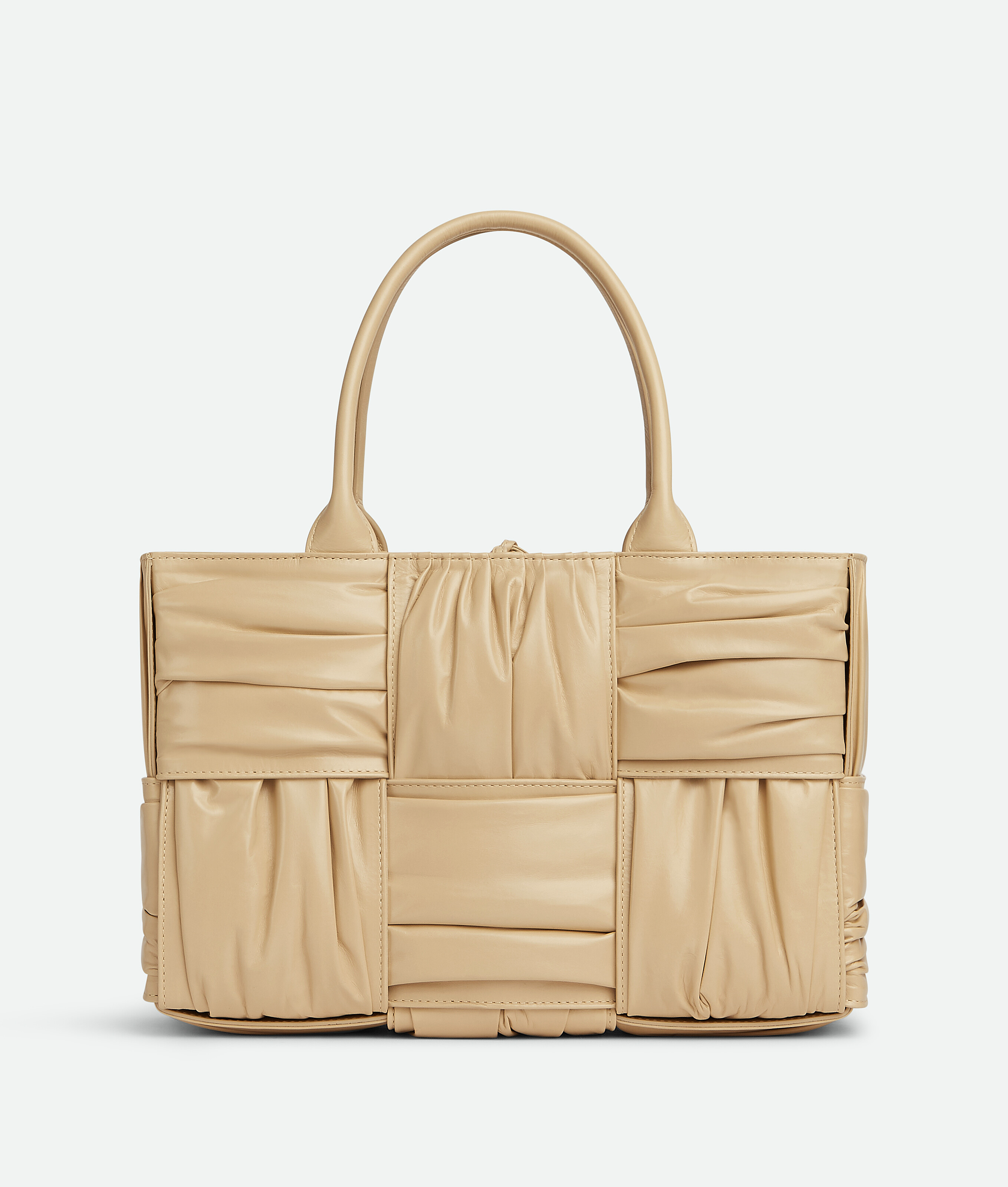 燕麥米色Arco皮革抓皺托特包。NT$ 138,000（BOTTEGA VENETA提供）