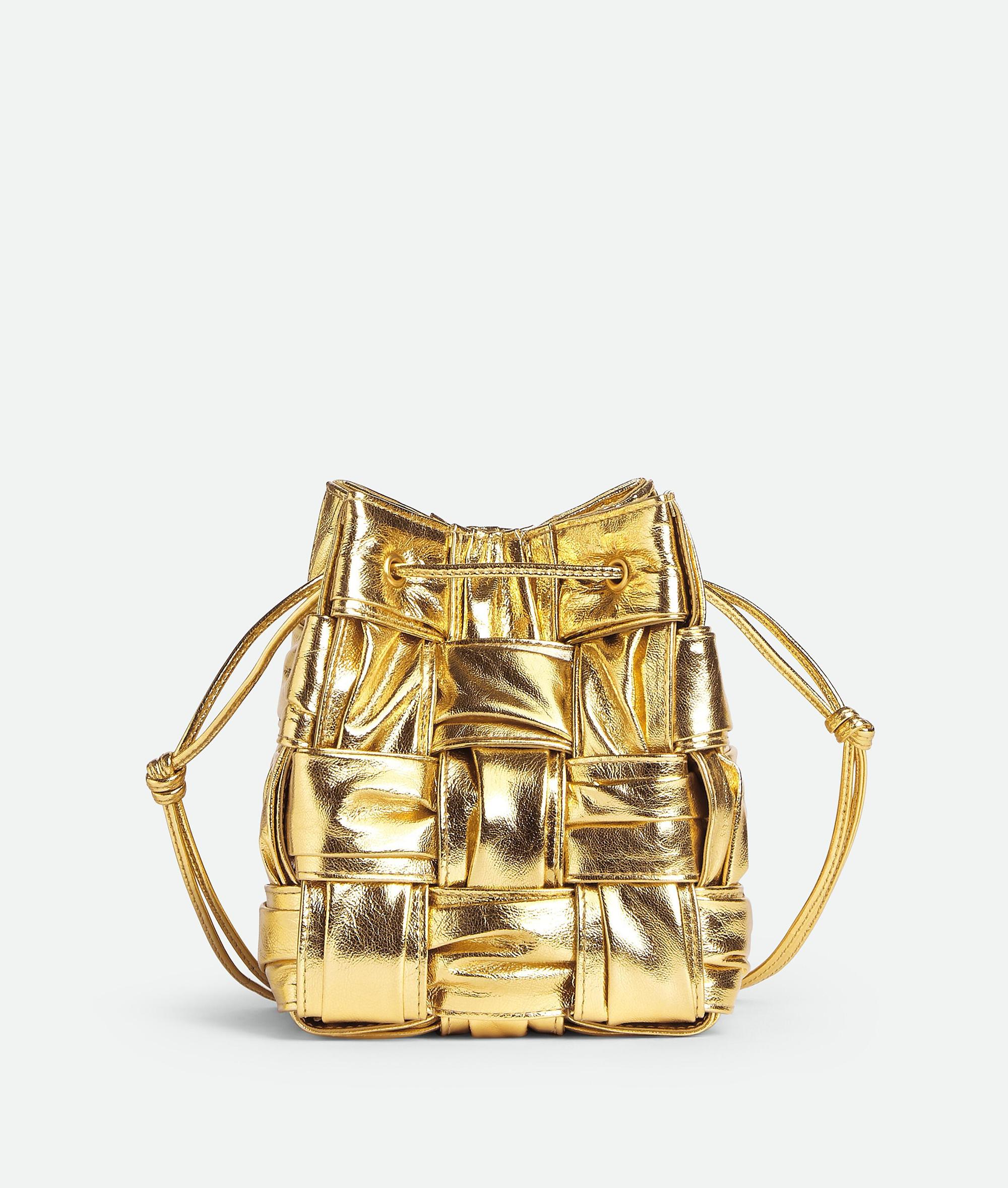 耶誕限定金色皮革抓皺水桶包。NT$ 95,400(BOTTEGA VENETA提供)