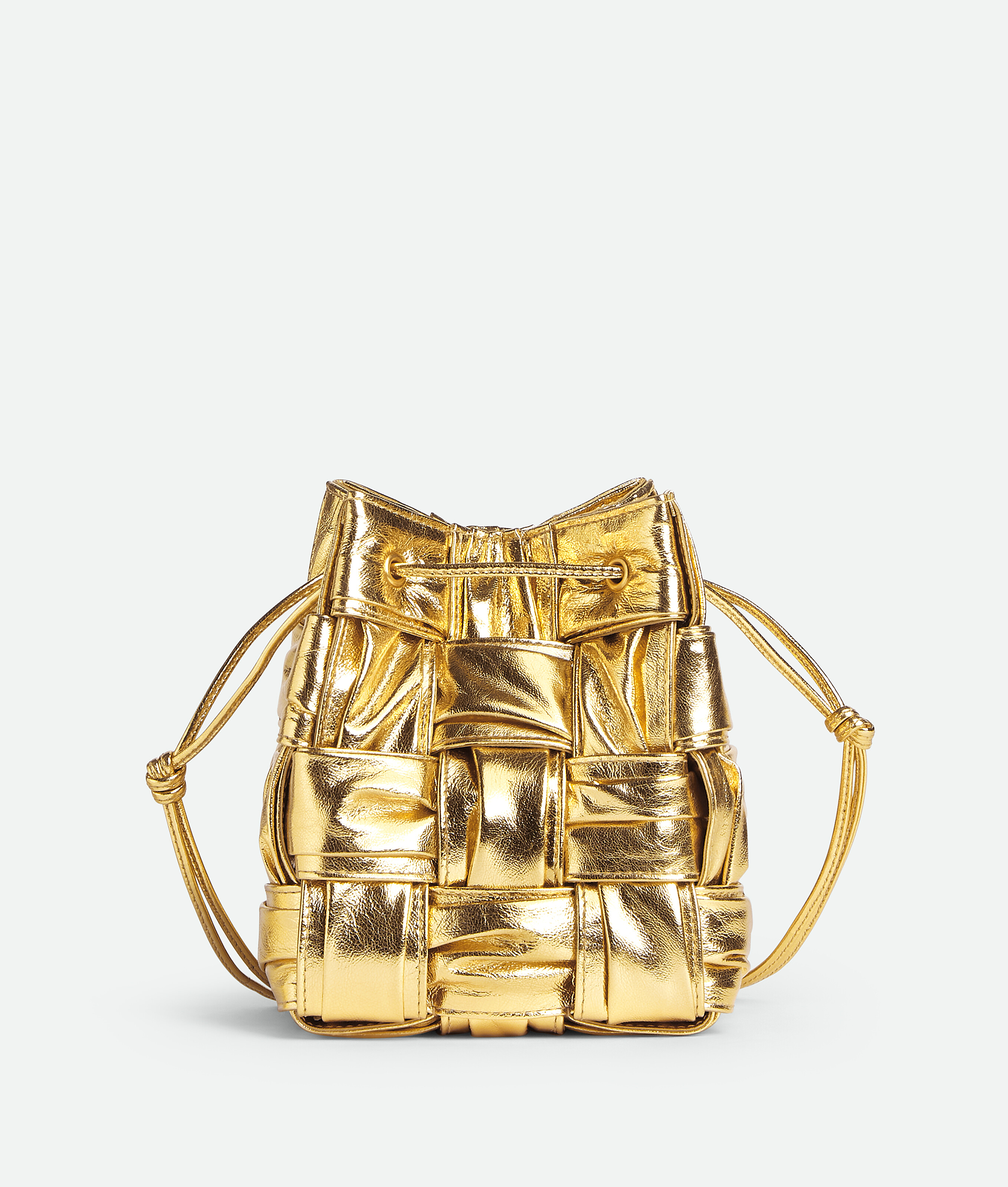 耶誕限定金色皮革抓皺水桶包。NT$ 95,400（BOTTEGA VENETA提供）