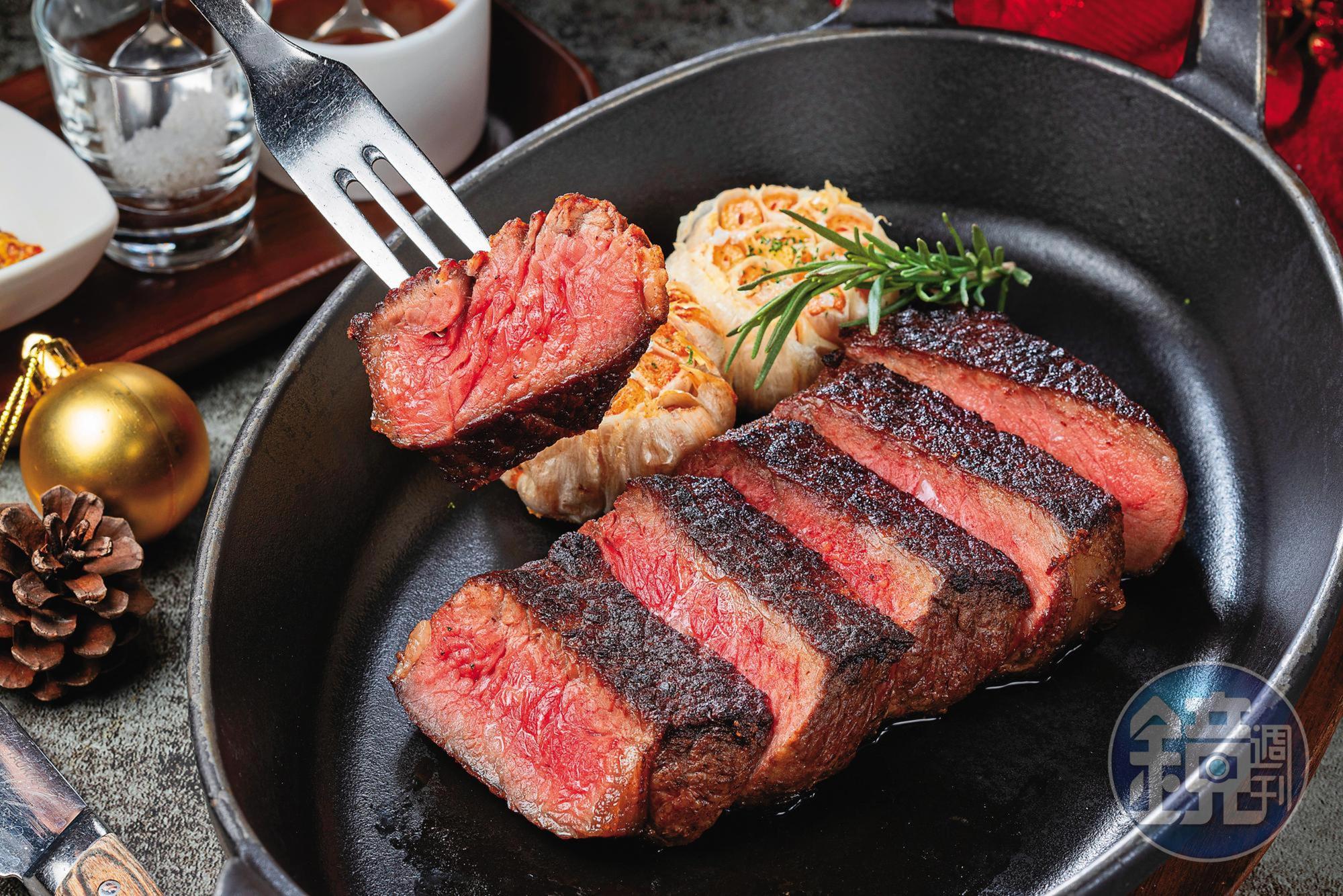 「美國頂級乾式熟成紐約客牛排」肉香中帶有堅果般的芳醇,外皮酥脆,內裡卻是鮮嫩爆汁。(3,080元/套餐;2,980元/單點)