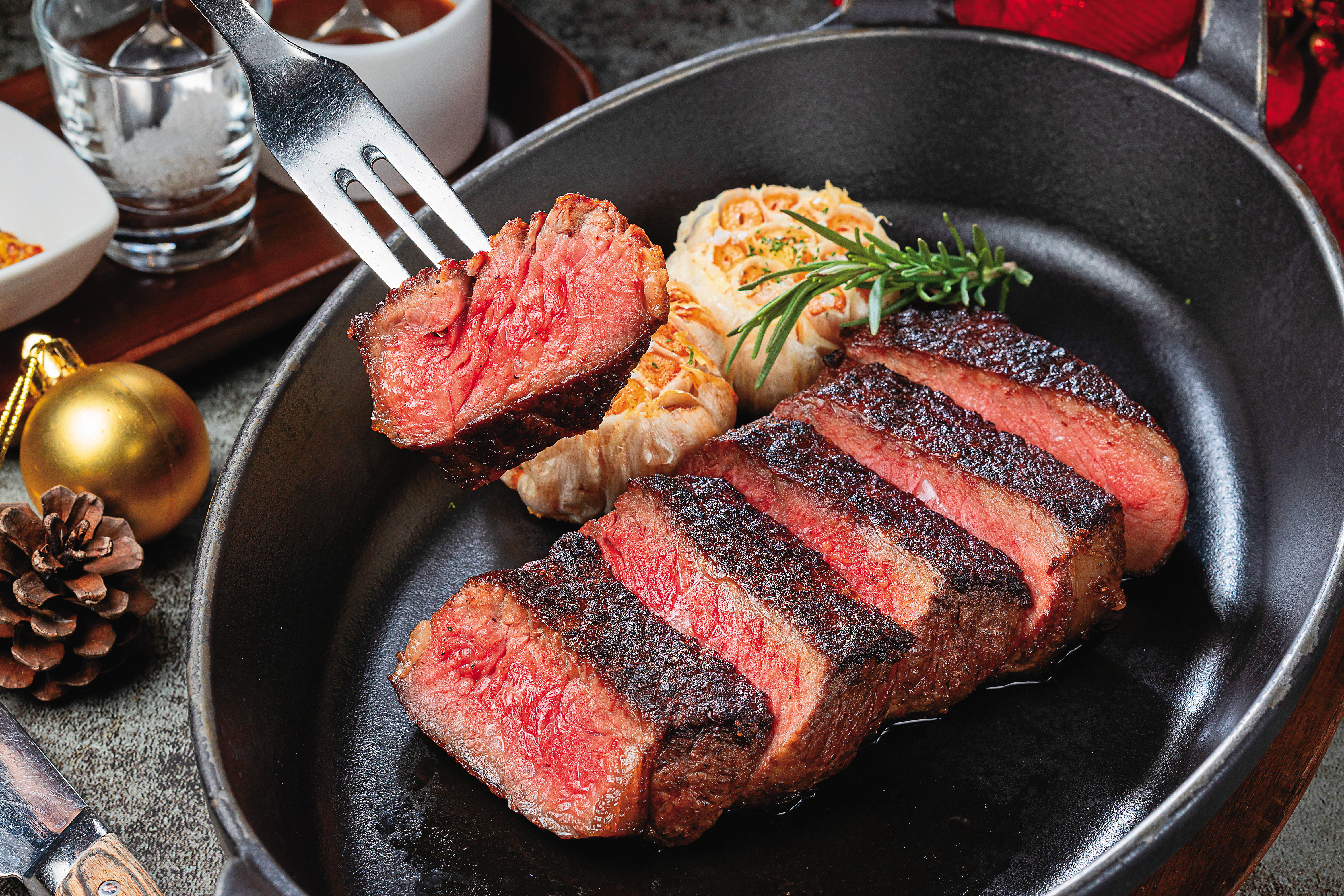 「美國頂級乾式熟成紐約客牛排」肉香中帶有堅果般的芳醇，外皮酥脆，內裡卻是鮮嫩爆汁。（3,080元／套餐；2,980元／單點）