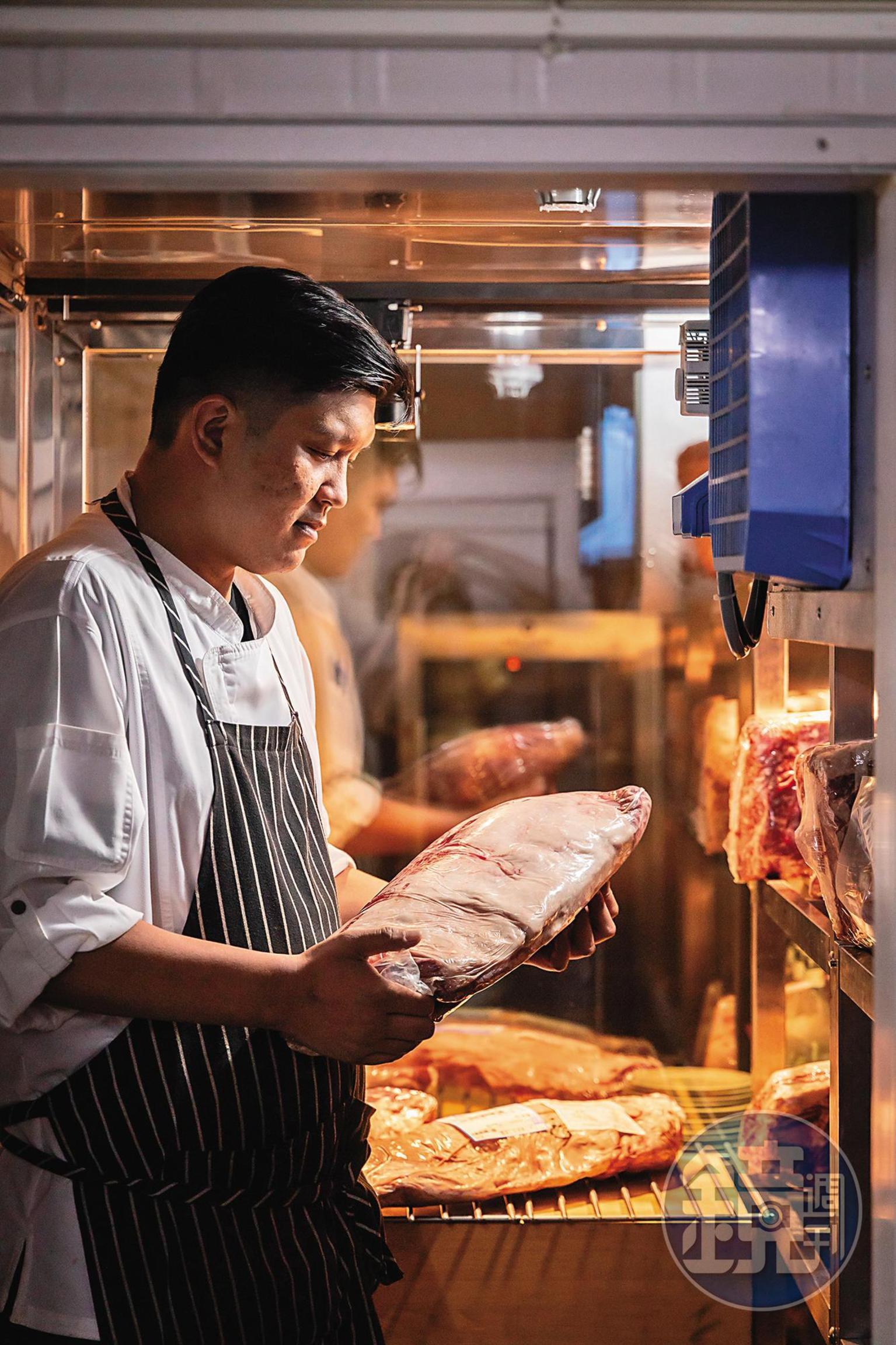 駐店主廚劉志龍每天把關肉品的品質,讓高雄店水準同步台北。