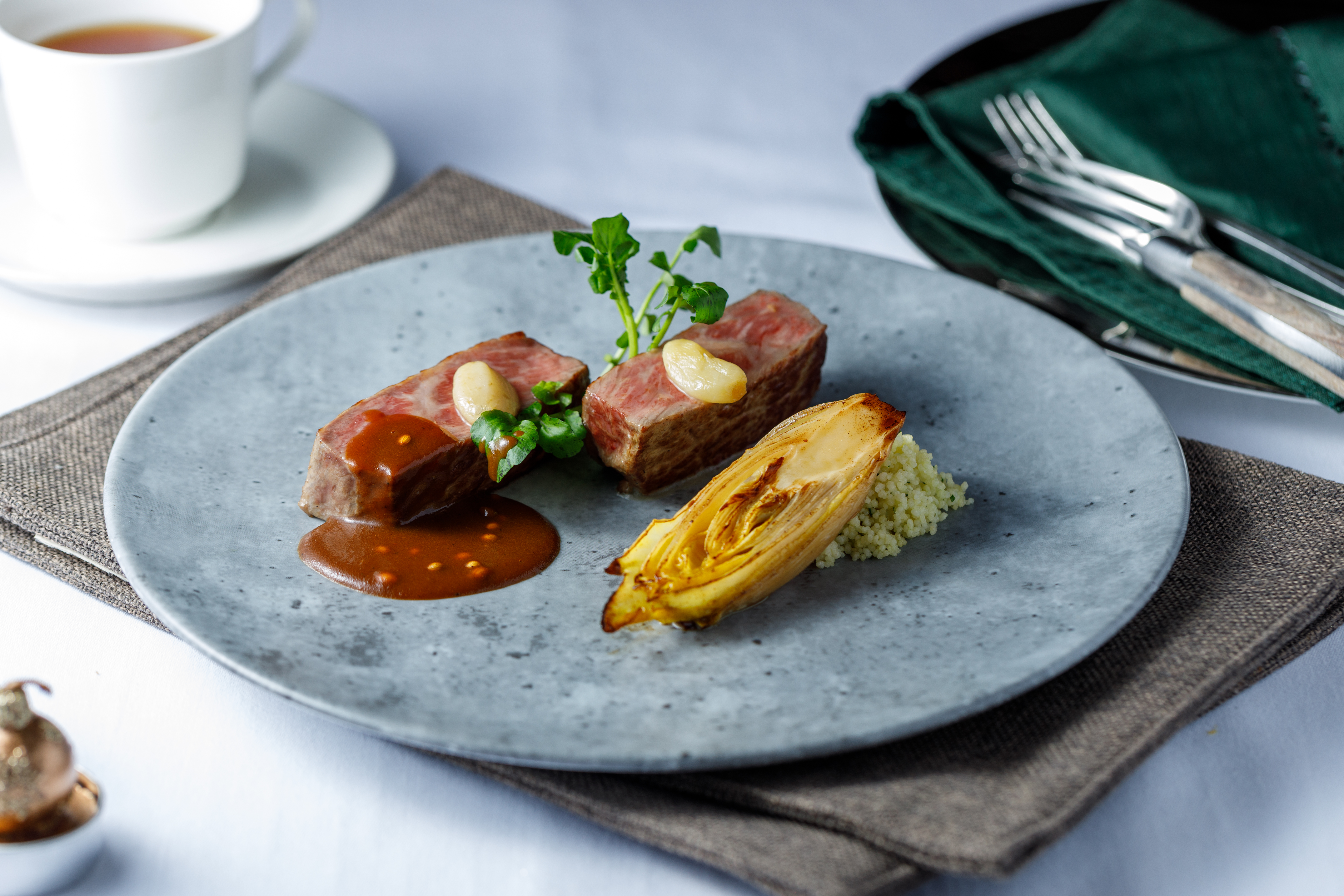 「9級澳洲和牛紐約客」油花分布華美，卻又保持了肉甜和肉香，5分熟享用最恰到好處。（跨年特別套餐品項）