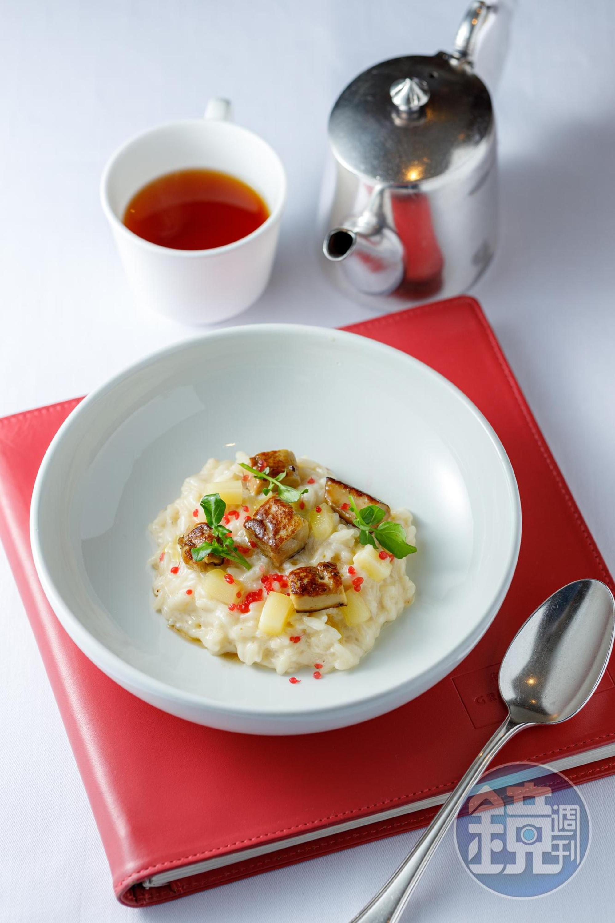 「濃郁楓妲起司燉飯」利用拇指檸檬的顆粒酸香,化解了起司撞鴨肝的膩。(跨年特別套餐品項)