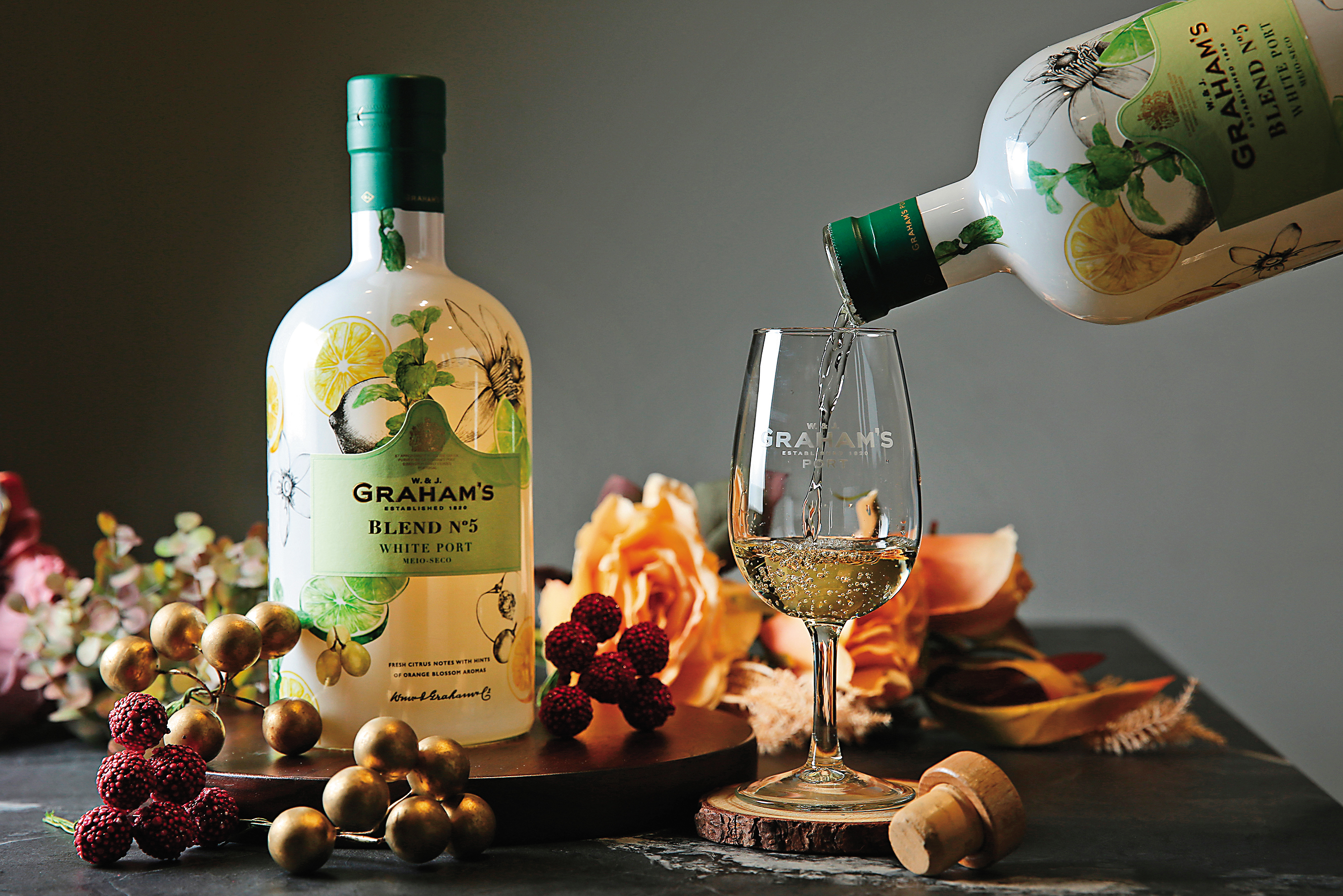 完全使用白葡萄釀造的「No.5半甜型 白波特酒」，水果香氣清爽活潑，曾名列2019英國十大最受歡迎波特酒。（1,300元／瓶）