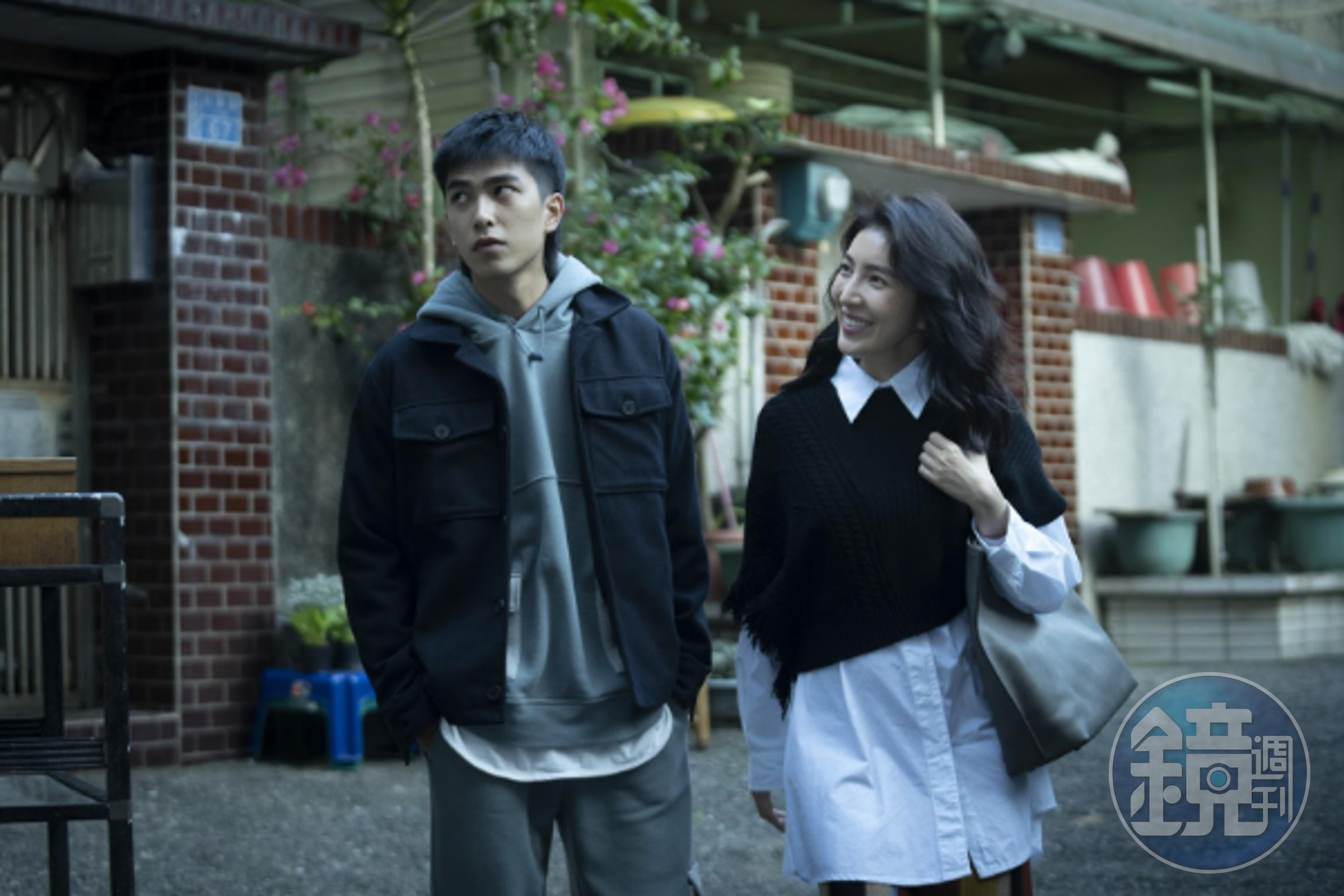 楊謹華（右）與曾敬驊（左）在《不良執念清除師》中組成「非典型」母子檔，有許多爆笑互動。（愛奇藝國際站）