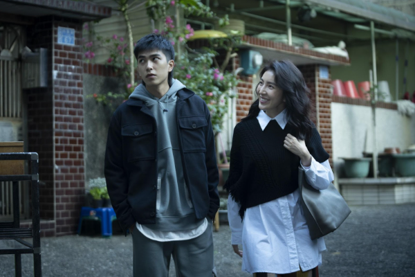 楊謹華（右）與曾敬驊（左）在《不良執念清除師》中組成「非典型」母子檔，有許多爆笑互動。（愛奇藝國際站）