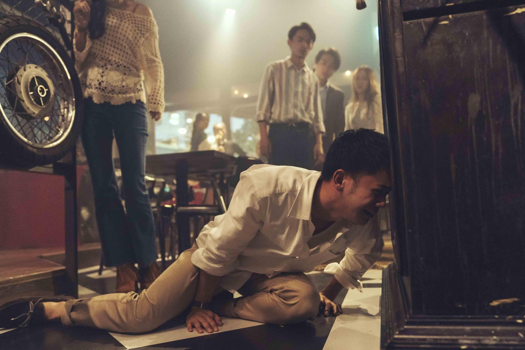 《恭請光臨曾賈府喜事》男主角李淳喝醉酒後徹底崩潰。（公視提供）